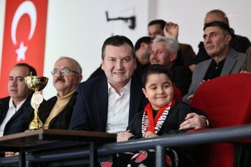 Silivri Belediye Başkanı Balcıoğlu, DMD hastası Berat için düzenlenen voleybol maçına katıldı