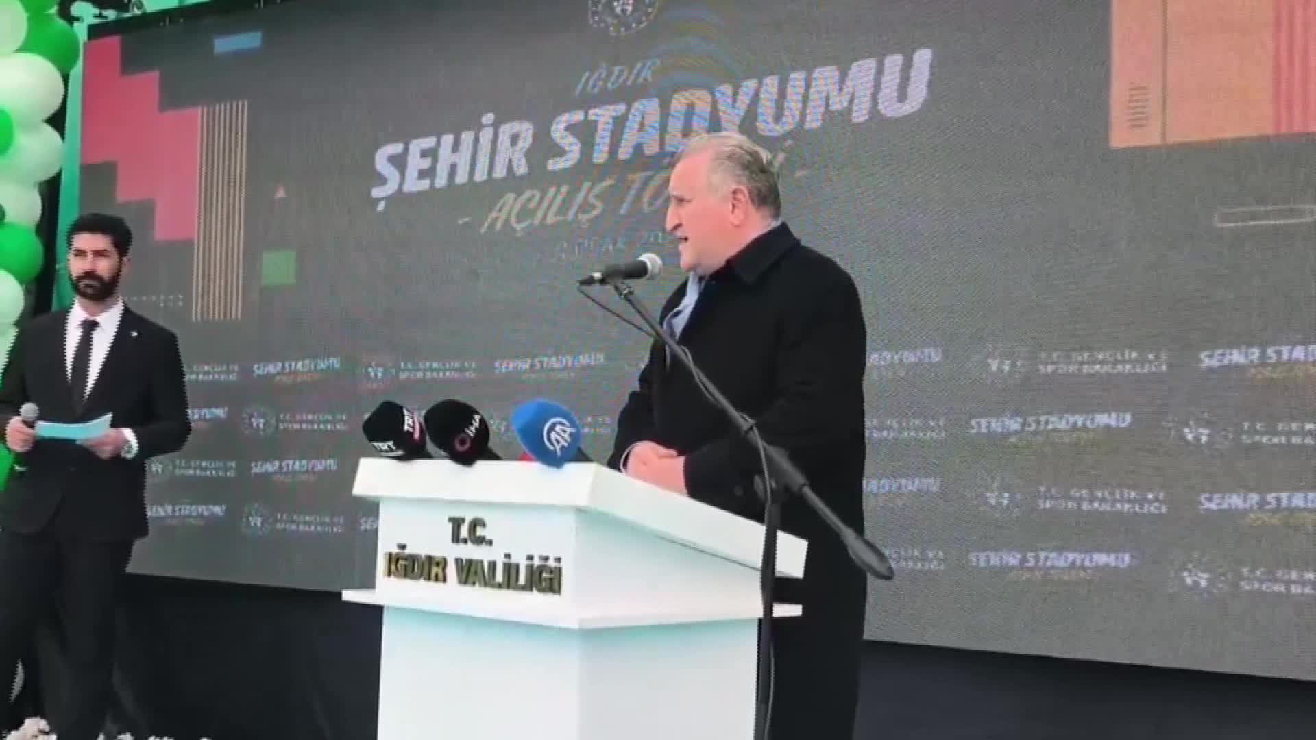 Iğdır Şehir Stadyumu törenle açıldı... Bakan Osman Aşkın Bak: "Bizim en büyük hedeflerimizden biri gençlerimizi spora yönlendirmektir"