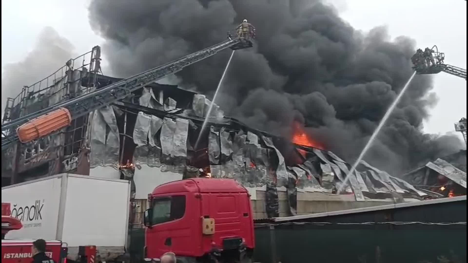 Ataşehir'de 4 katlı iş yerinde yangın çıktı
