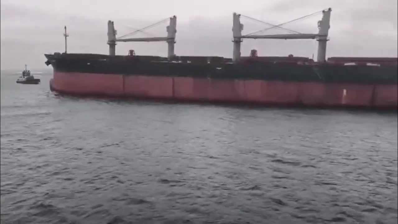 İstanbul Boğazı'nda makine arızası yaşayan gemi, Ahırkapı'ya demirletildi