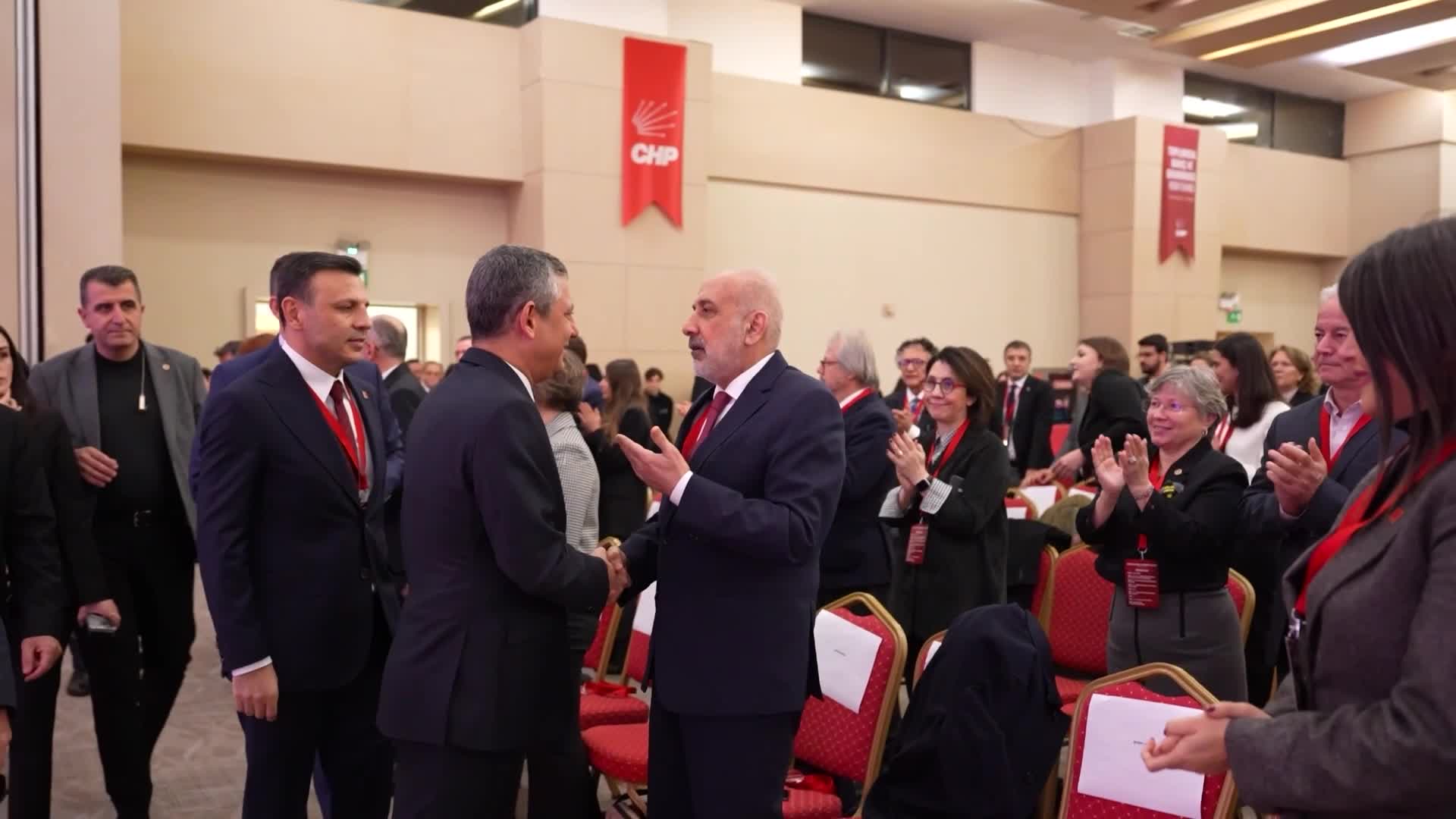 CHP’nin Toplumsal Barış ve Demokrasi Konferansı tamamlandı... Özgür Özel’den MHP’li Yıldız’a: “Geliyordu, gelemedi; yazı yolluyordu, yollayamadı. Olsaydı çok kıymetli olacaktı”