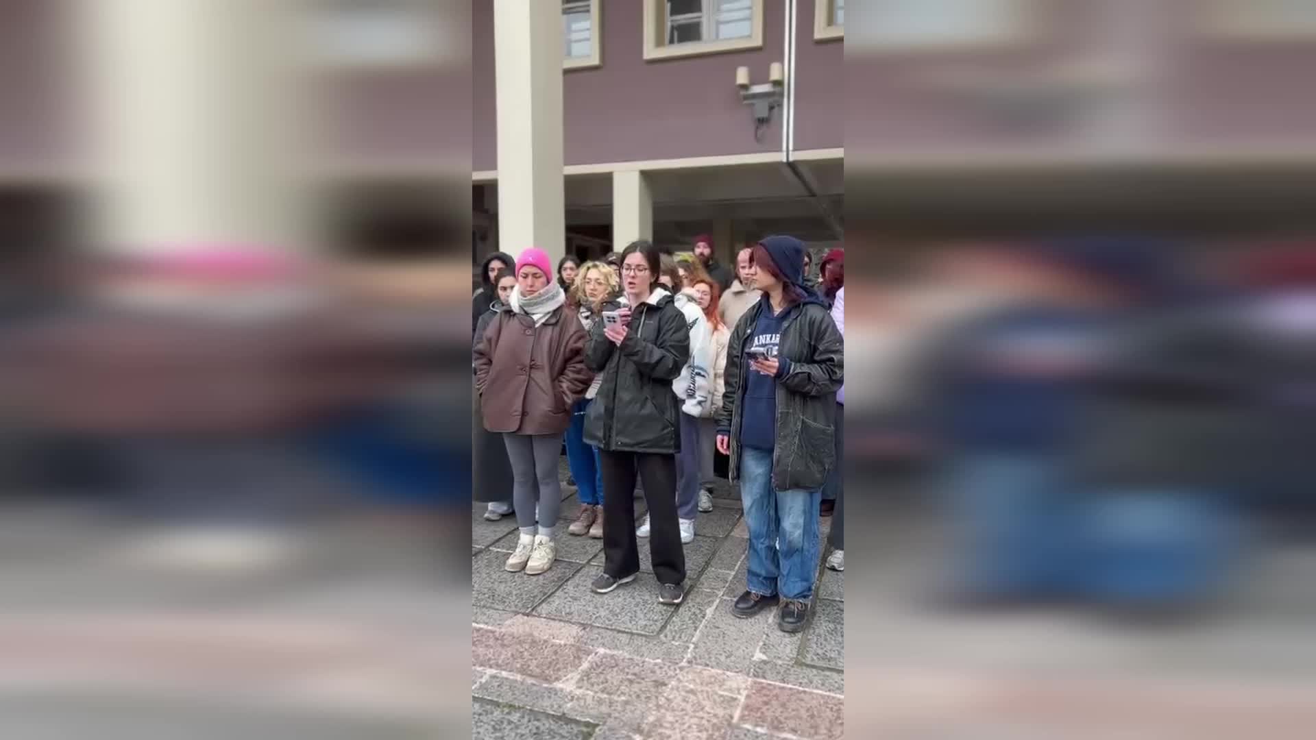 Ankara Üniversitesi Veteriner Fakültesi kampüsünde yaşayan köpeklerin toplatıldığını iddia eden öğrenciler, üniversite yönetimine tepki gösterdi