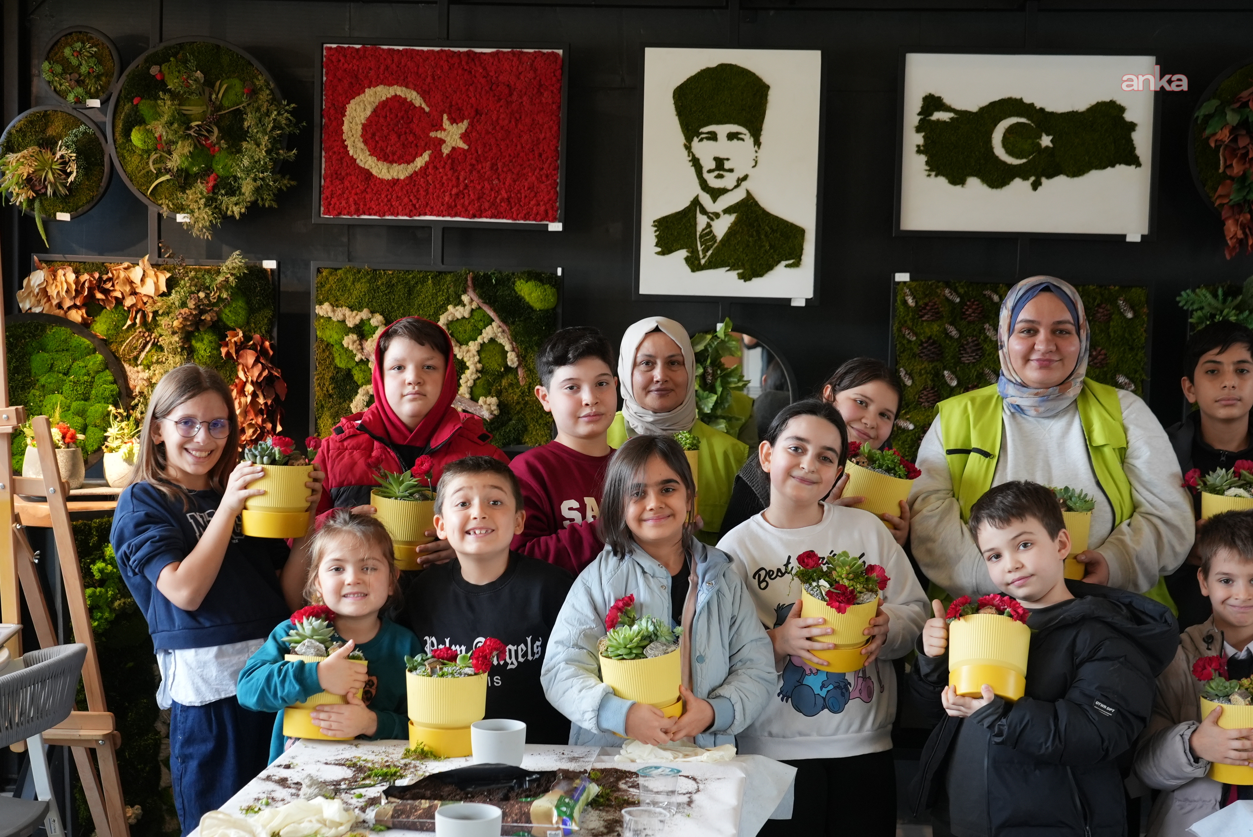 Minik eller sömestirde toprakla buluştu