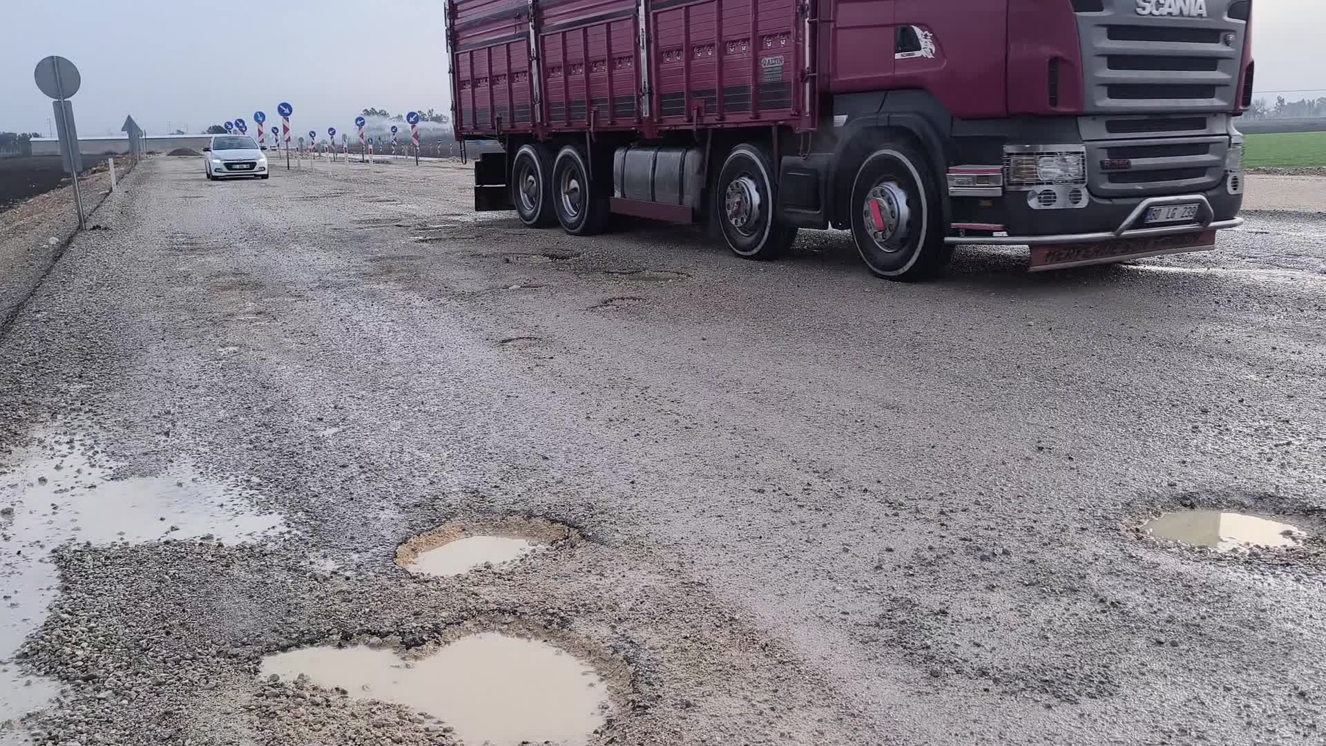 Sürücüler Kadirli-Kozan karayolundaki çukurlara isyan etti: "Tarla daha düzgün"