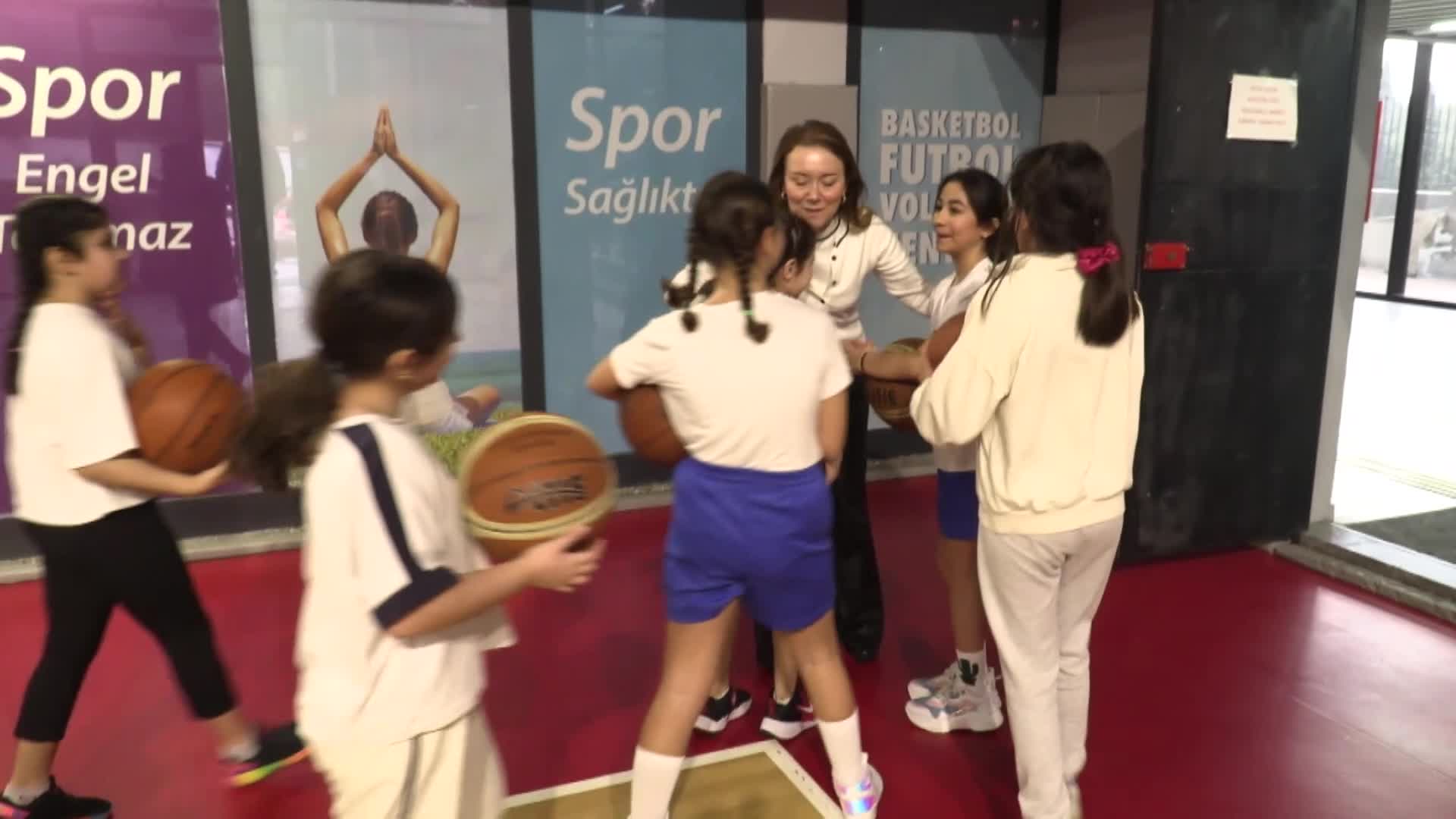 Konak Belediye Başkanı Mutlu, spor okullarındaki çocukları ziyaret etti