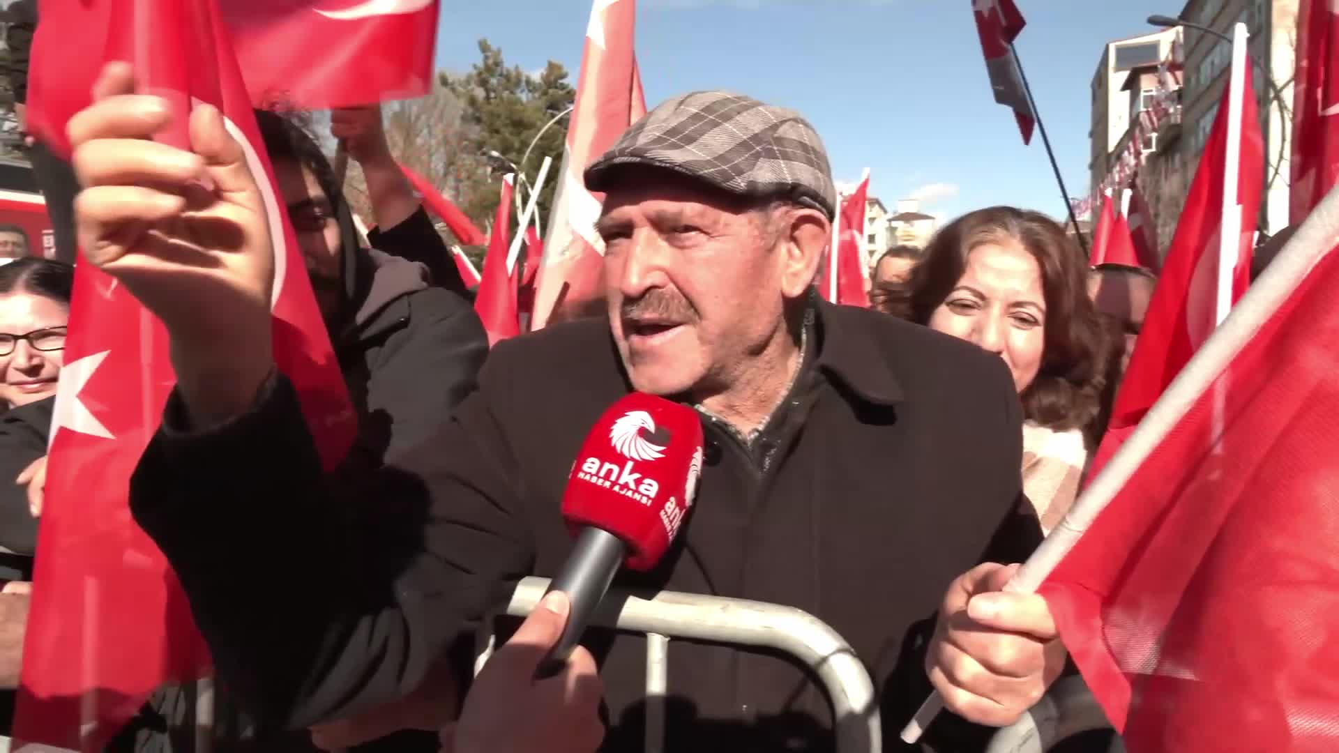 CHP’nin "Millet İradesine Sahip Çıkıyor" mitingi Çorum'da… Mitinge katılanlar: "Emekliyi öldürdüler... Hiç geçinemiyoruz, ekmeği zor buluyoruz"