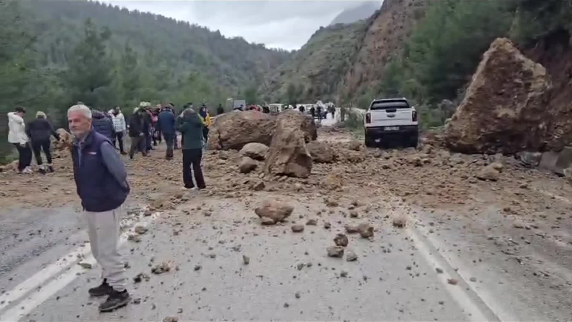 Antalya-Isparta yolunda heyelan: kaya parçaları yola düştü