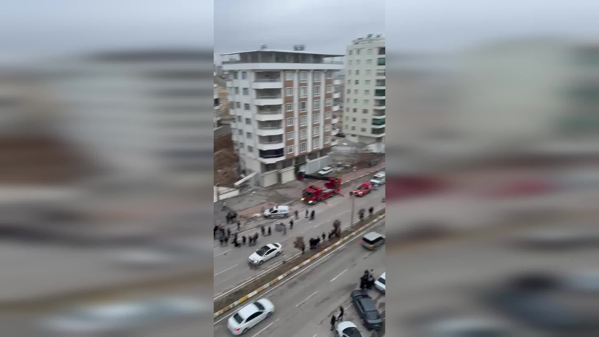 Şanlıurfa'da istinat duvarı çöktü, binada mahsur kalanlar itfaiye tarafından tahliye edildi