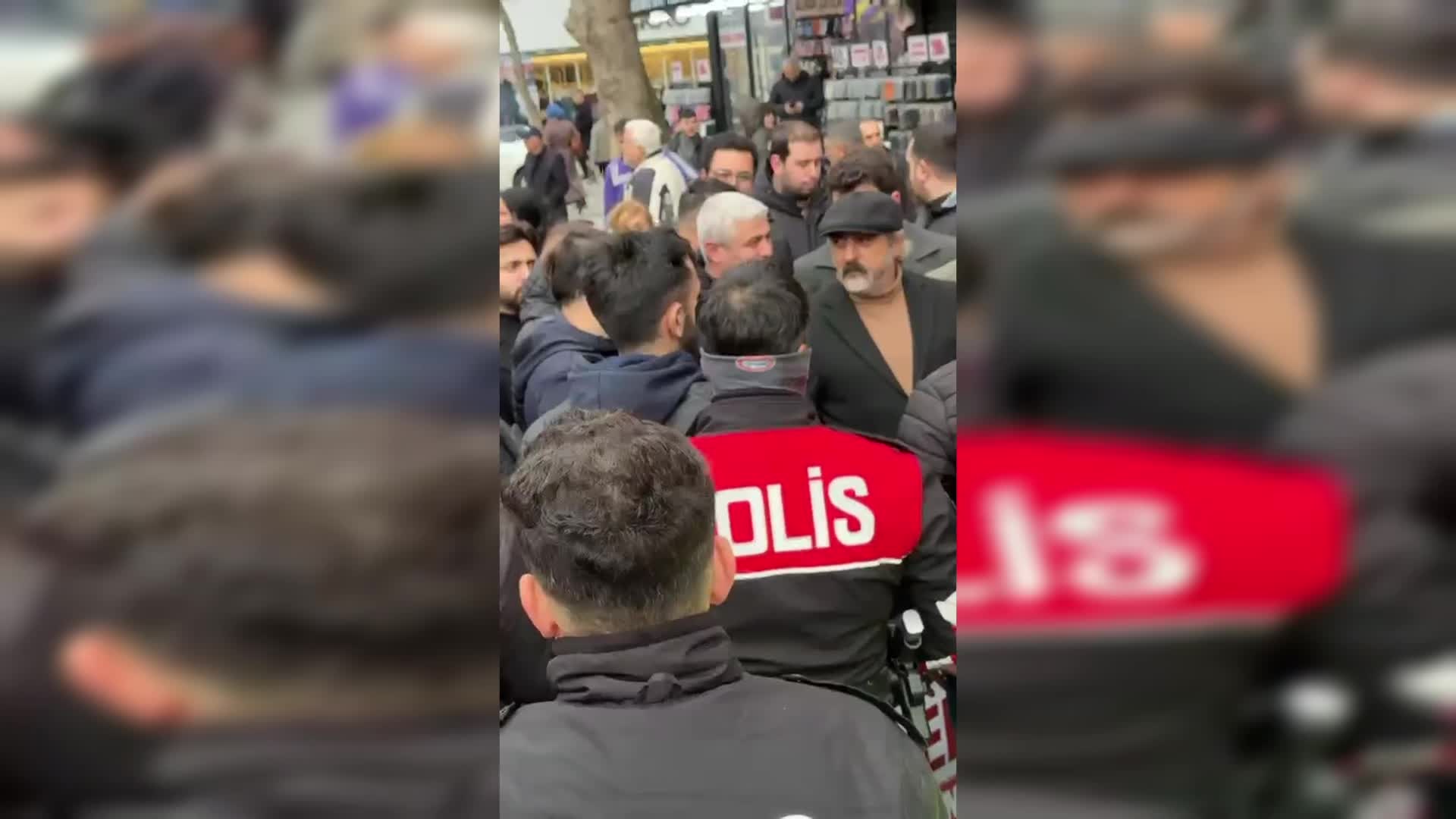 Pendik'te eylemcilerin “Açlığa terk ettiğiniz emekli, seçimde edecek sizi emekli” pankartına engel