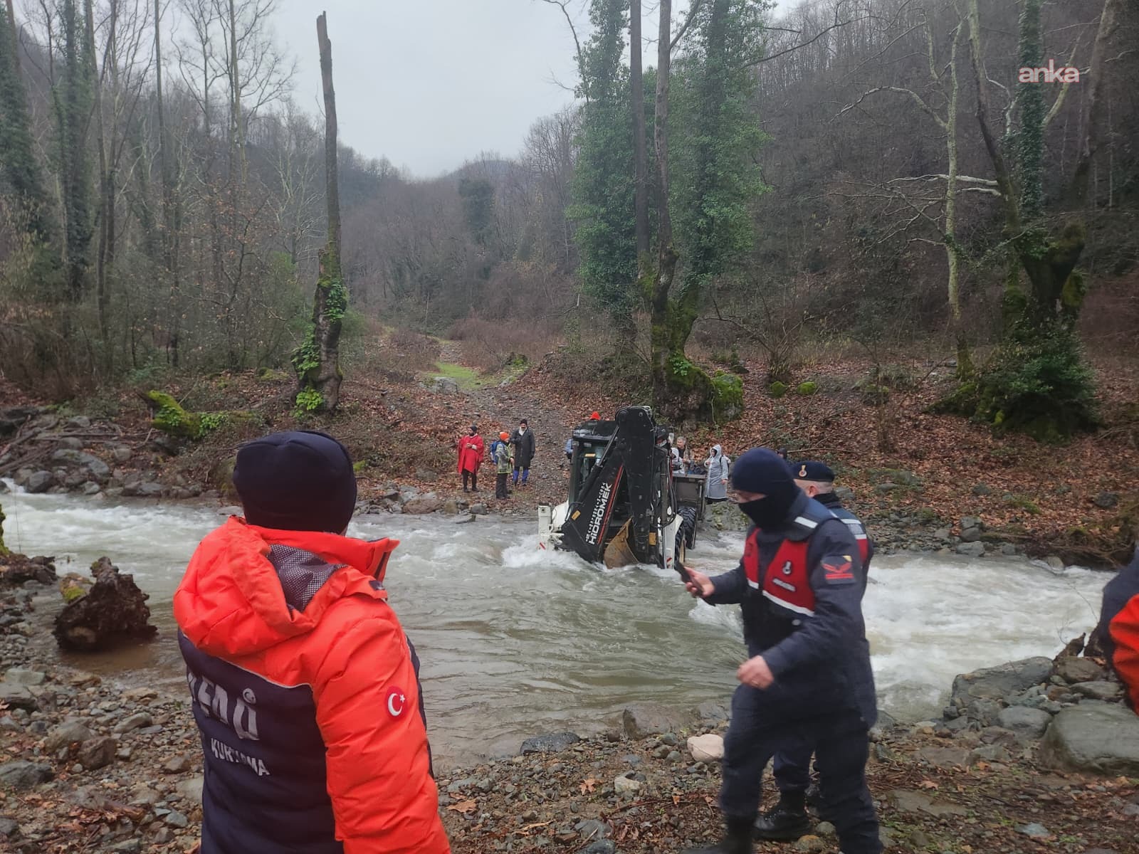 Yalova’nın Çınarcık ilçesinde ormanlık alanda mahsur kalan 19 kişi kurtarıldı