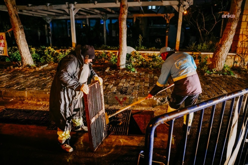 Çeşme’de şiddetli yağışa karşı kesintisiz mücadele