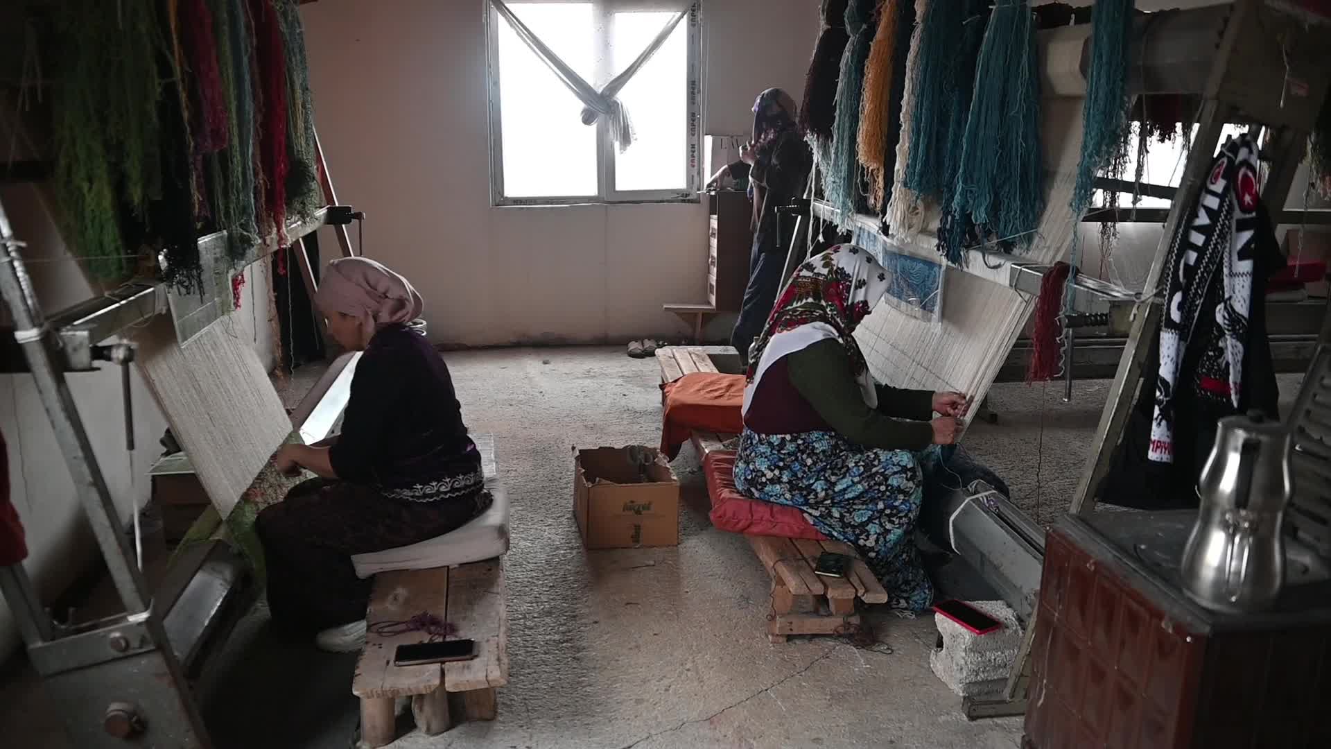 Yozgat’ta yaşayan Kırgız Türkü kadınlar halı dokuyup ev ekonomilerine katkı sağlıyor