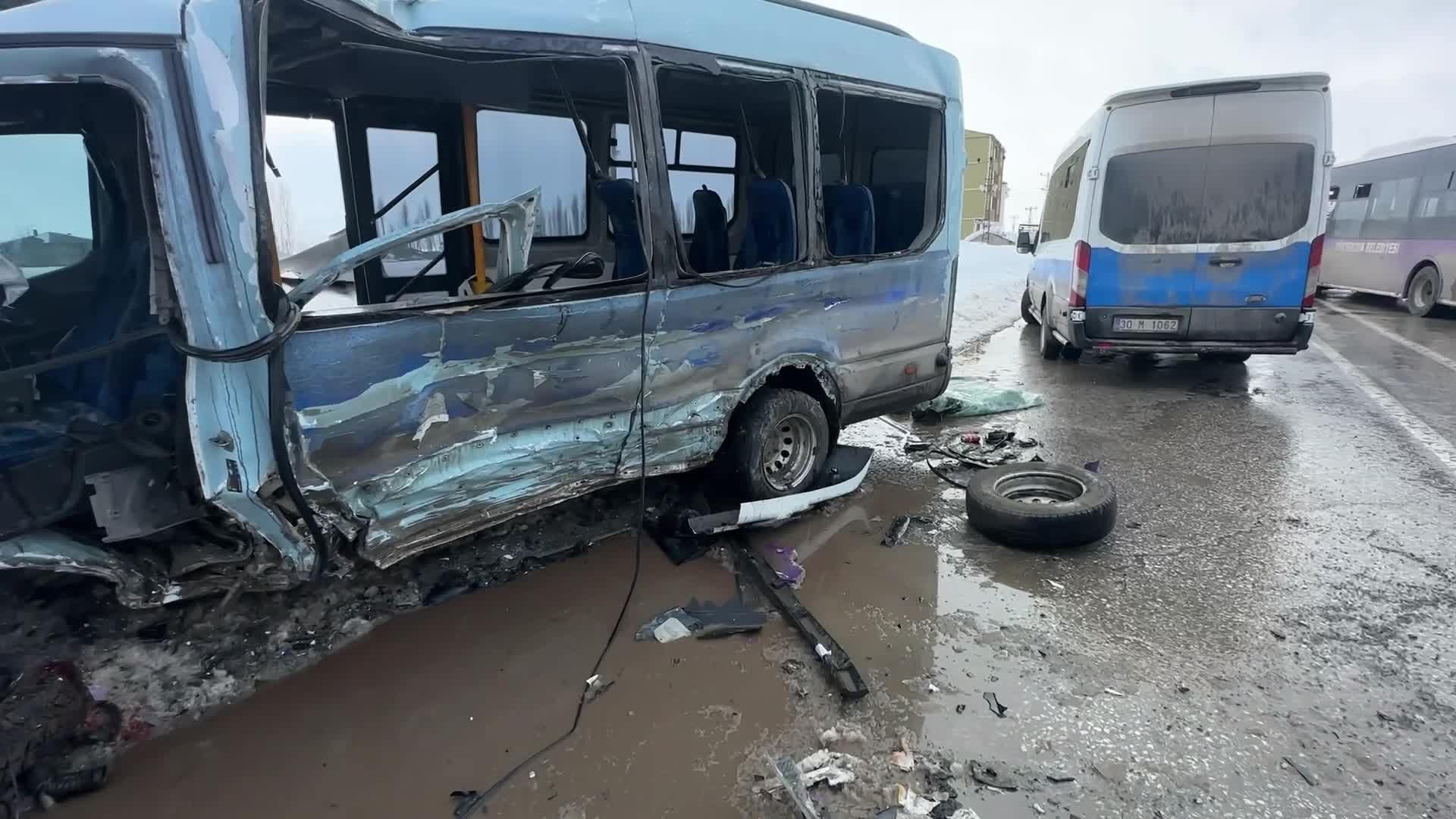 Yüksekova’da belediye otobüsü ile minibüs çarpıştı: 18 yaralı