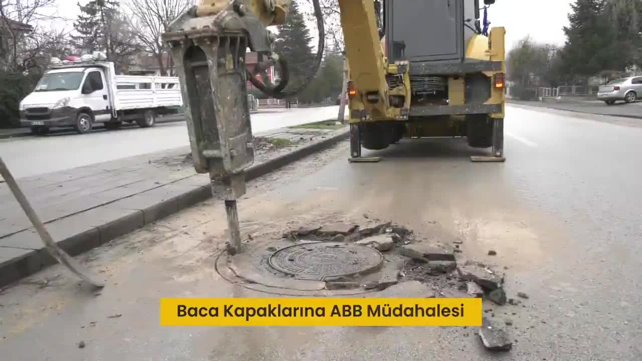 Ankara Büyükşehir Belediyesi, yol seviyesinin altında kalan baca kapaklarını ve ızgaraları yeniliyor