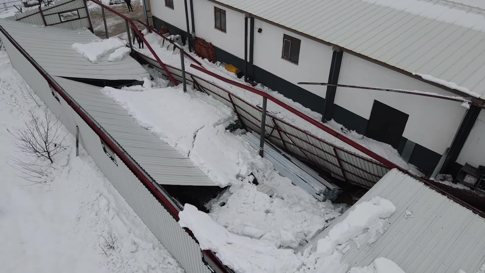 Tunceli OSB’de yoğun kar nedeniyle çöken çatı yaklaşık 7 milyon liralık zarara yol açtı