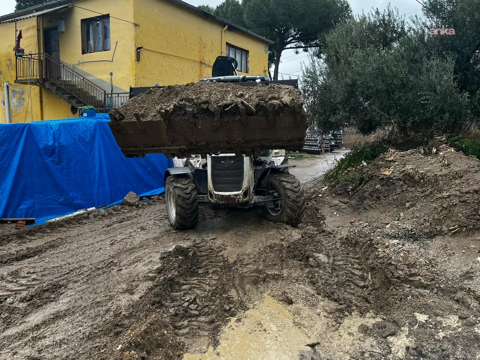 Efeler Belediyesi ekipleri, sağanak yağış sonrası seferber oldu