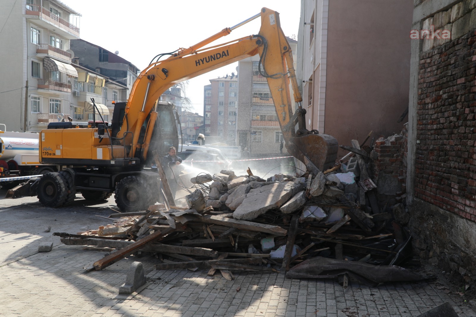 İZMİT BELEDİYESİ, METRUK VE HASARLI BİNALARIN YIKIMINA DEVAM EDİYOR
