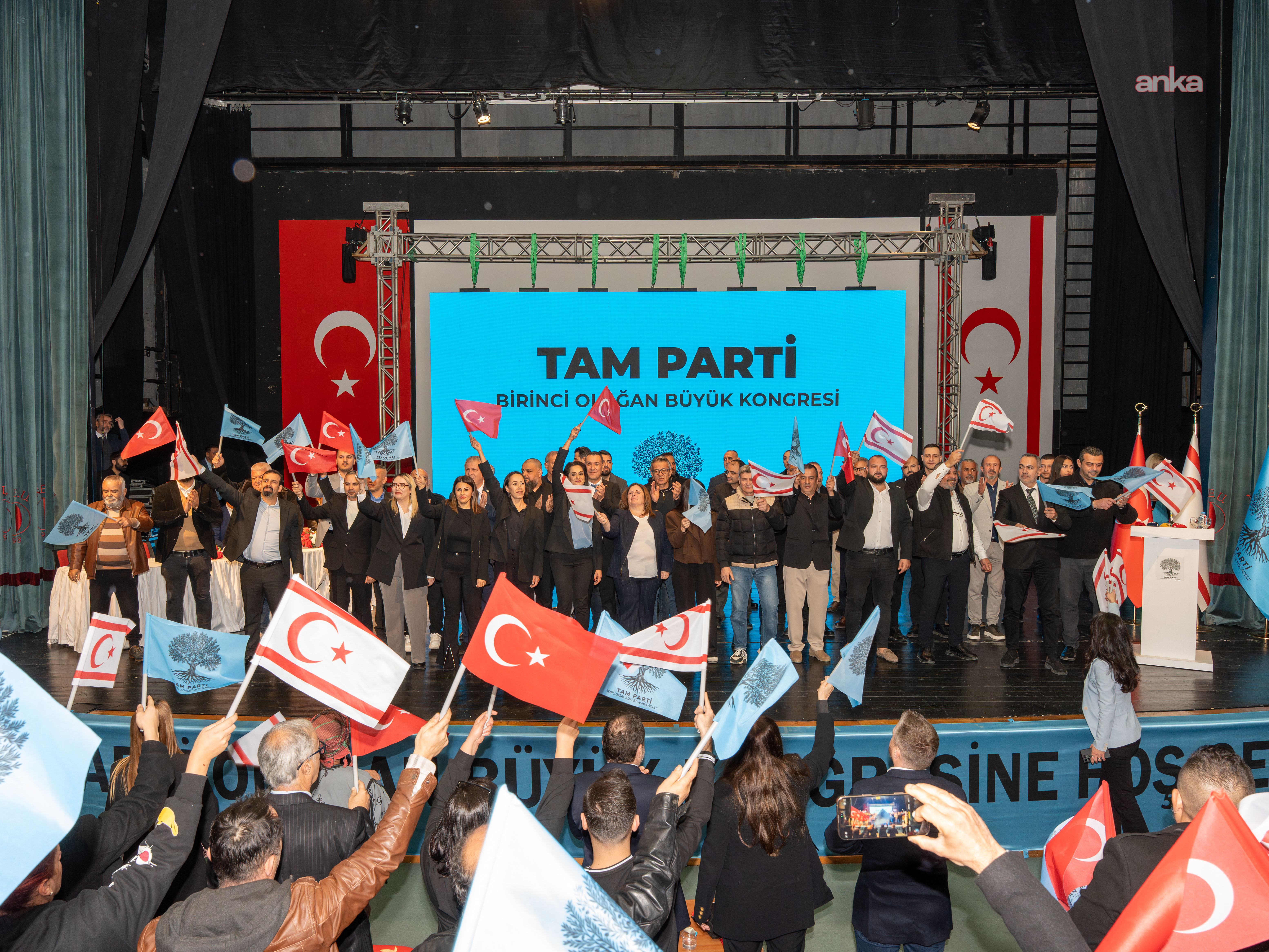 KKTC'de Serdar Denktaş, TAM Parti ile siyasete geri döndü