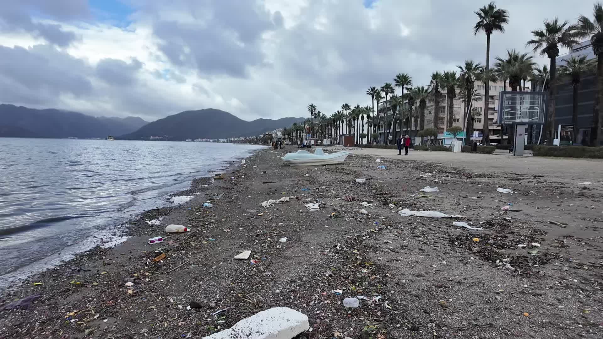 Marmaris Belediyesi'nden fırtına mesaisi: 220 ağaca müdahale edildi, 40 kamyon atık toplandı