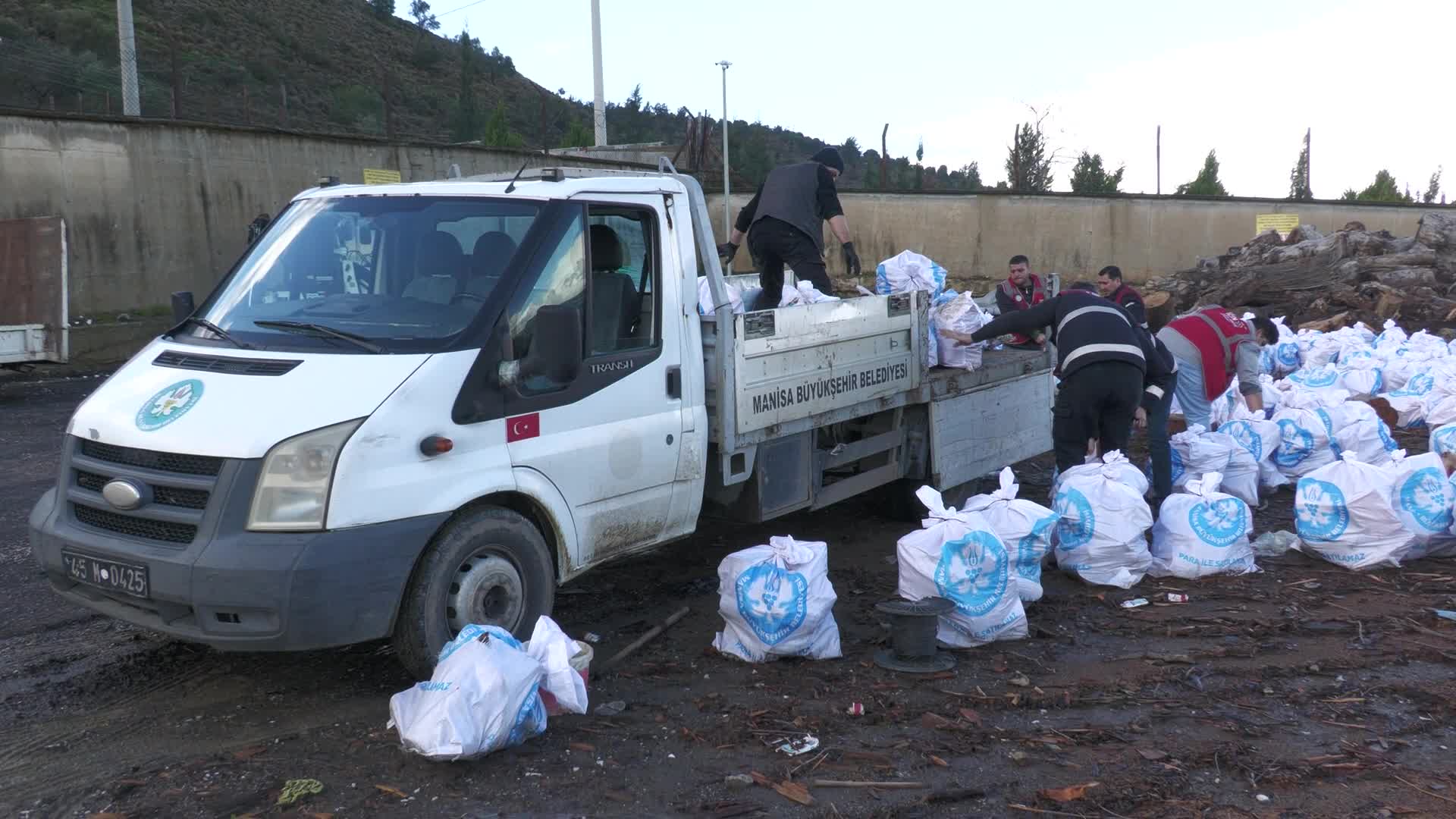 Manisa Büyükşehir Belediyesi'nden ihtiyaç sahiplerine yakacak desteği