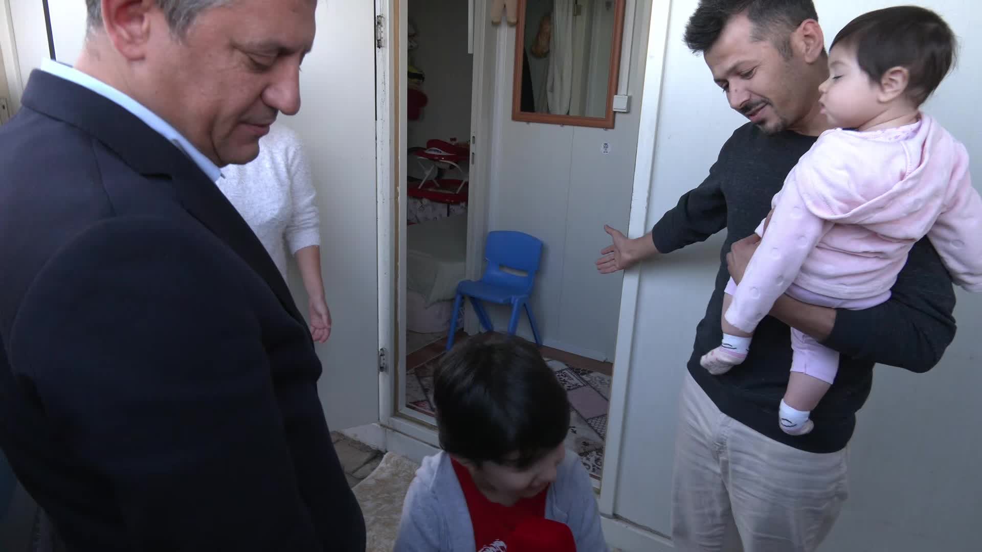 Özgür Özel, Osmaniye'de… Konteyner kent sakinlerinden MHP Lideri Bahçeli'ye sitem: "En kara günümüzde yanımızda olmayan insan, memleketi olsa ne yazar ki..."