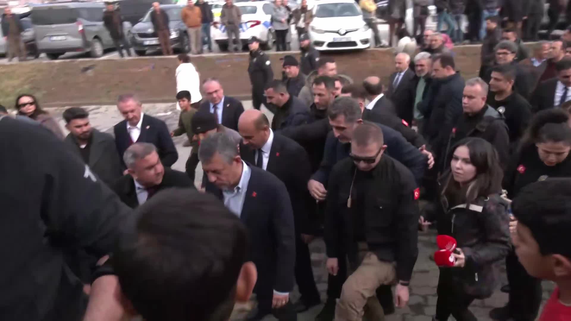 CHP Genel Başkanı Özel, Nurdağı'nda esnaf ve vatandaşlarla bir araya geldi