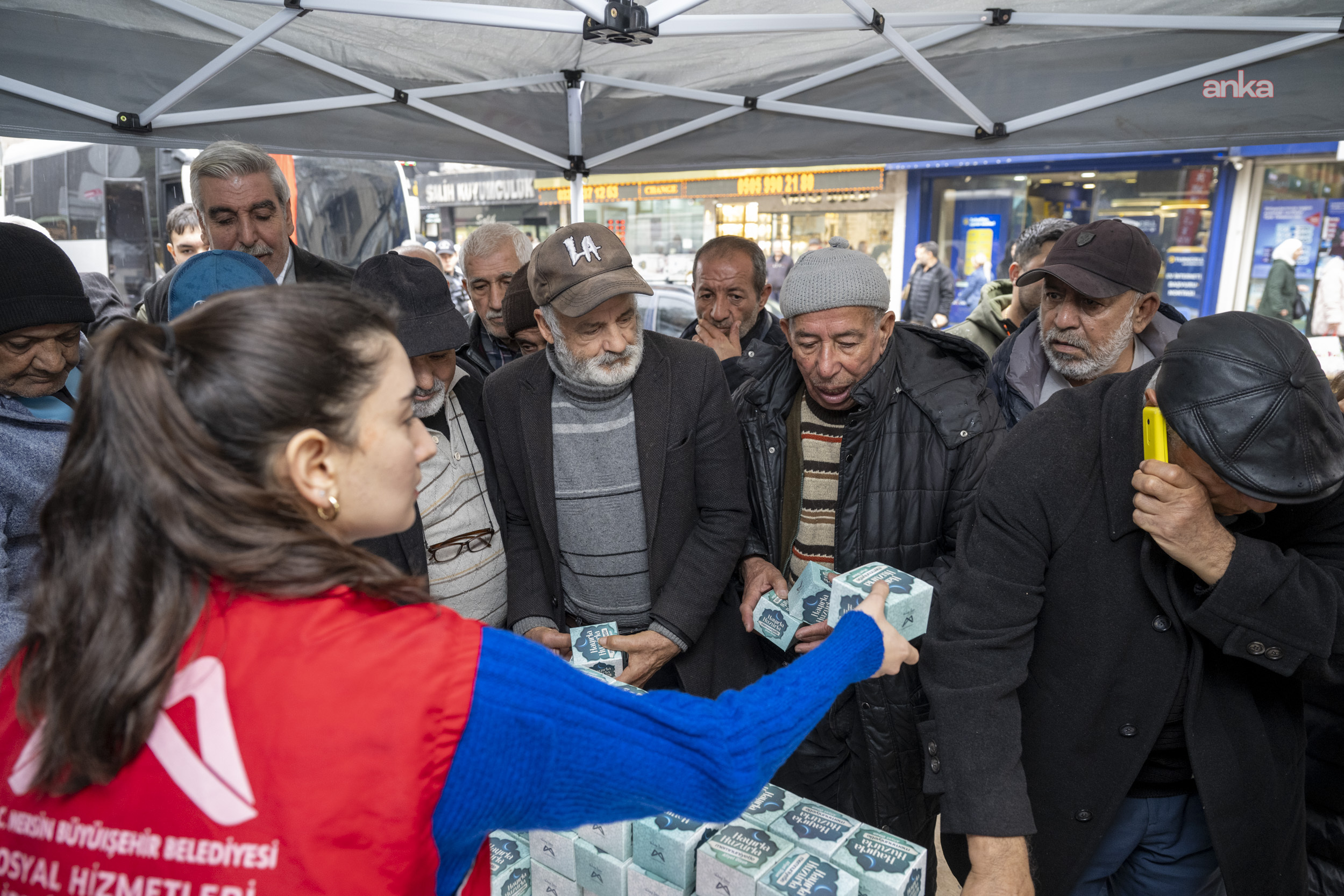 Mersin Büyükşehir Belediyesi, 15 bin kandil simidini vatandaşlarla buluşturdu
