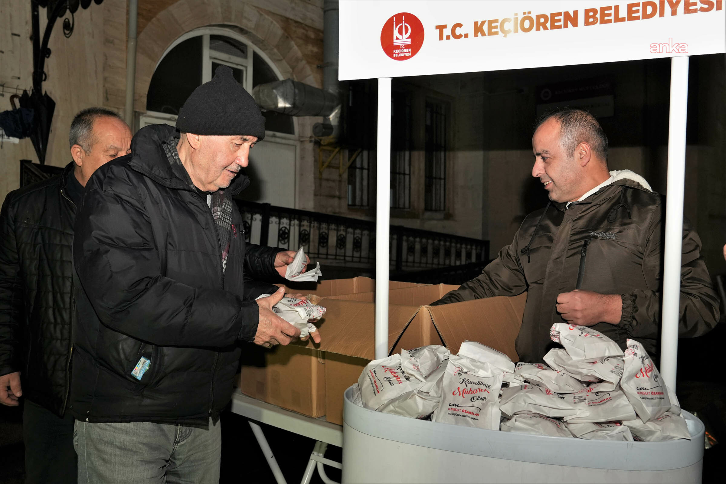 Keçiören Belediyesi’nden vatandaşlara kandil simidi ikramı
