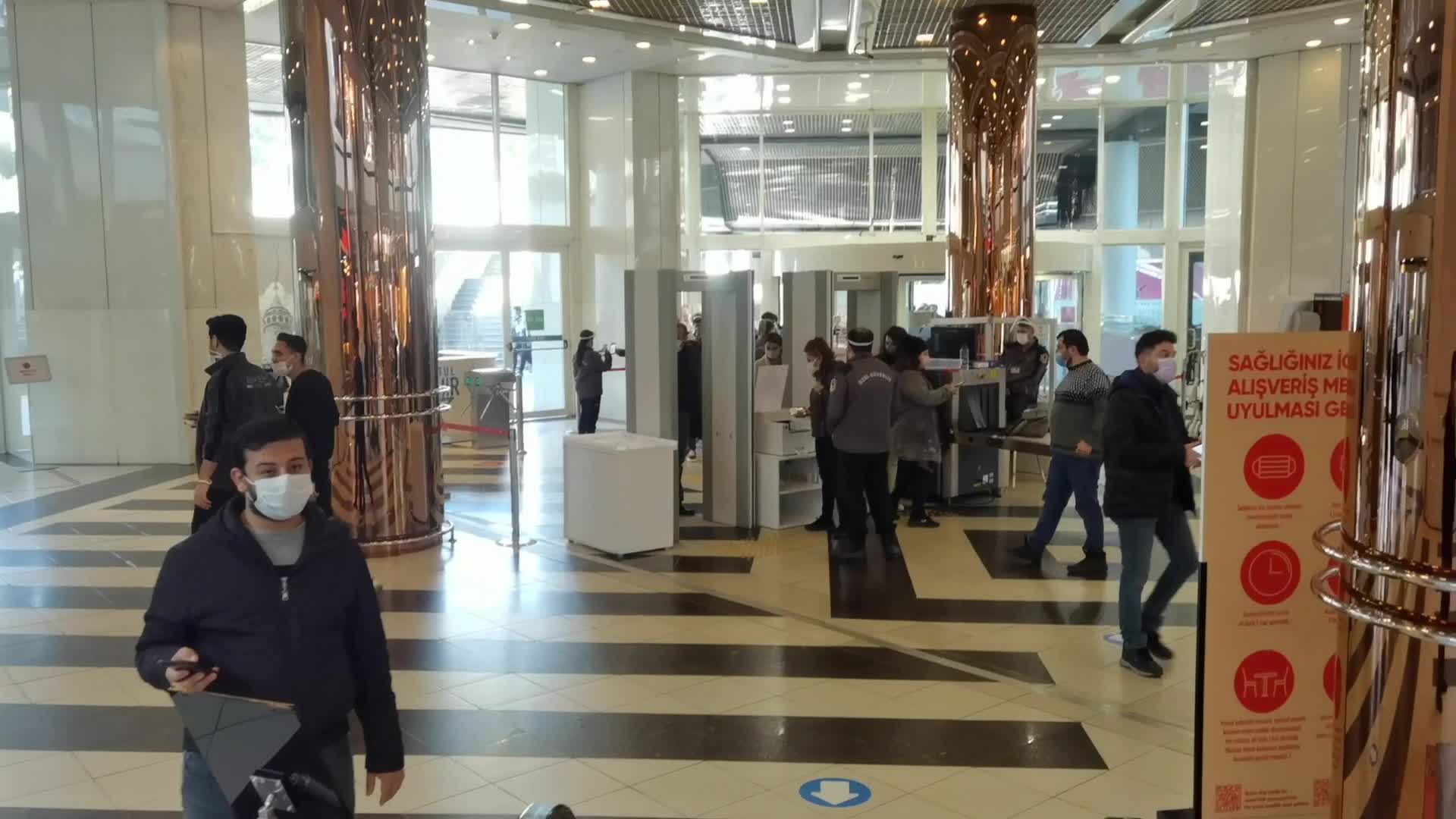 AVM GİRİŞİNDE UZUN KUYRUK OLUŞTU