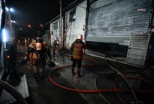 İzmir Buca’da mobilya atölyesinde çıkan yangın söndürüldü
