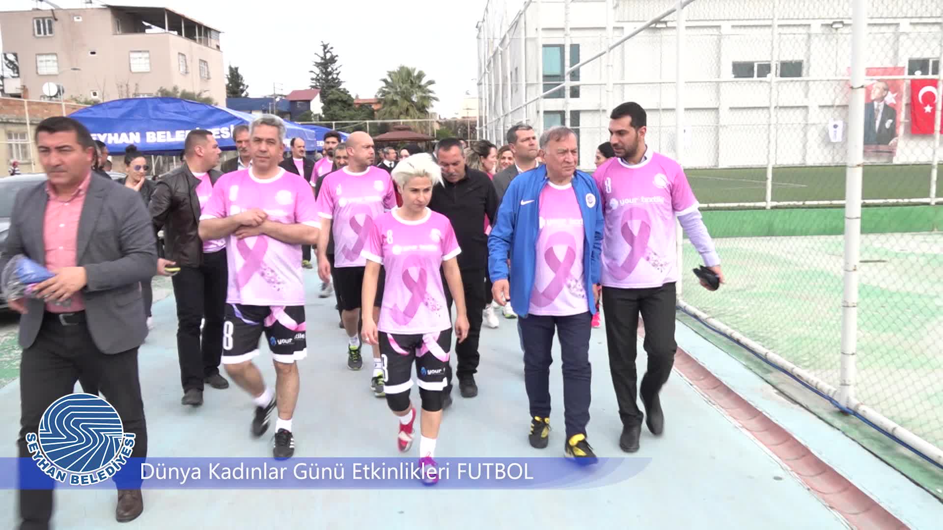 SEYHAN BELEDİYE BAŞKANI AKAY, KADINLARLA FUTBOL OYNADI; "EŞİT BİREY" MESAJI VERDİ