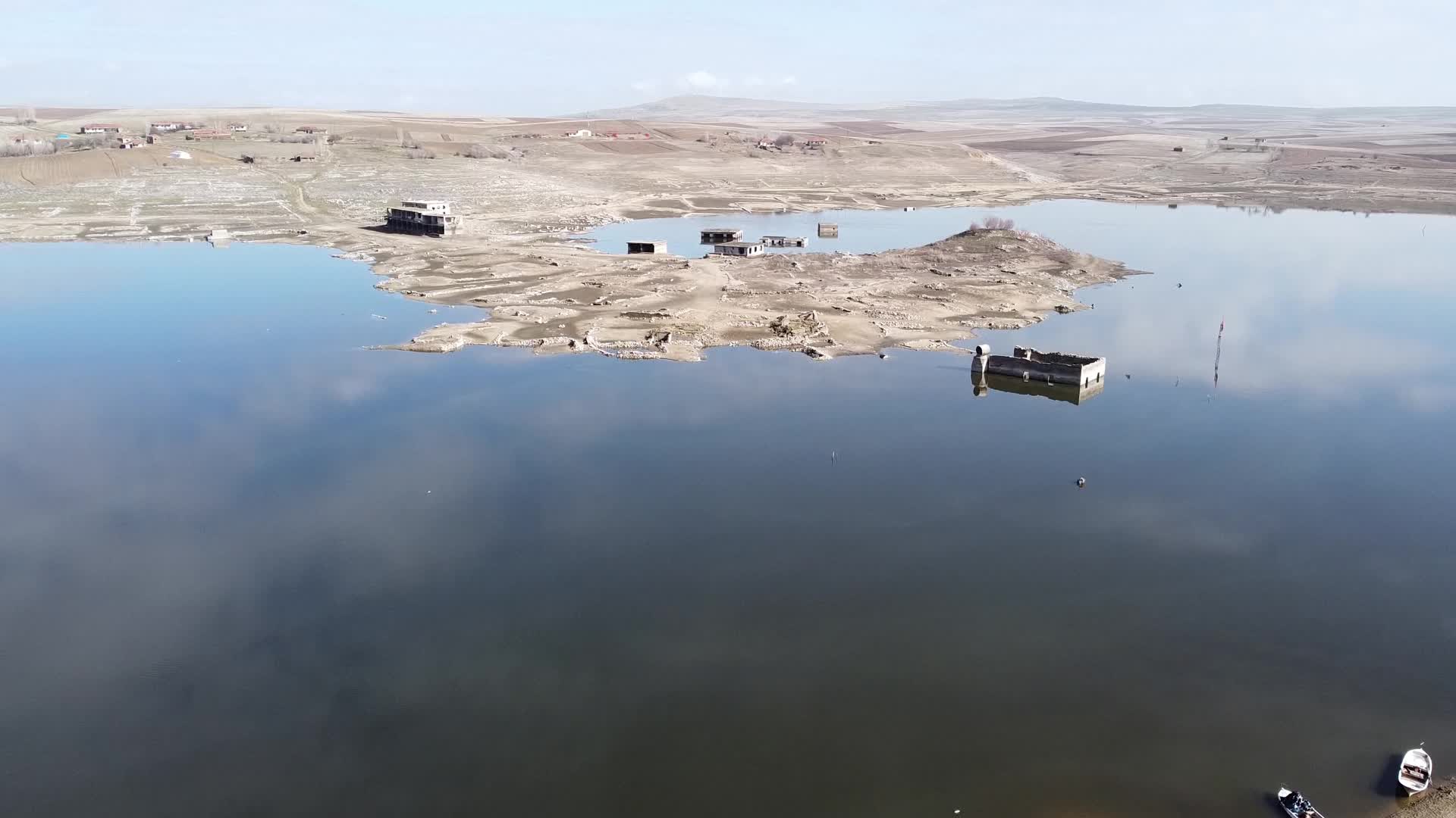 Yozgat’ta yağışlara rağmen Gelingüllü Barajı dolmadı, su altında kalan köy gün yüzüne çıktı