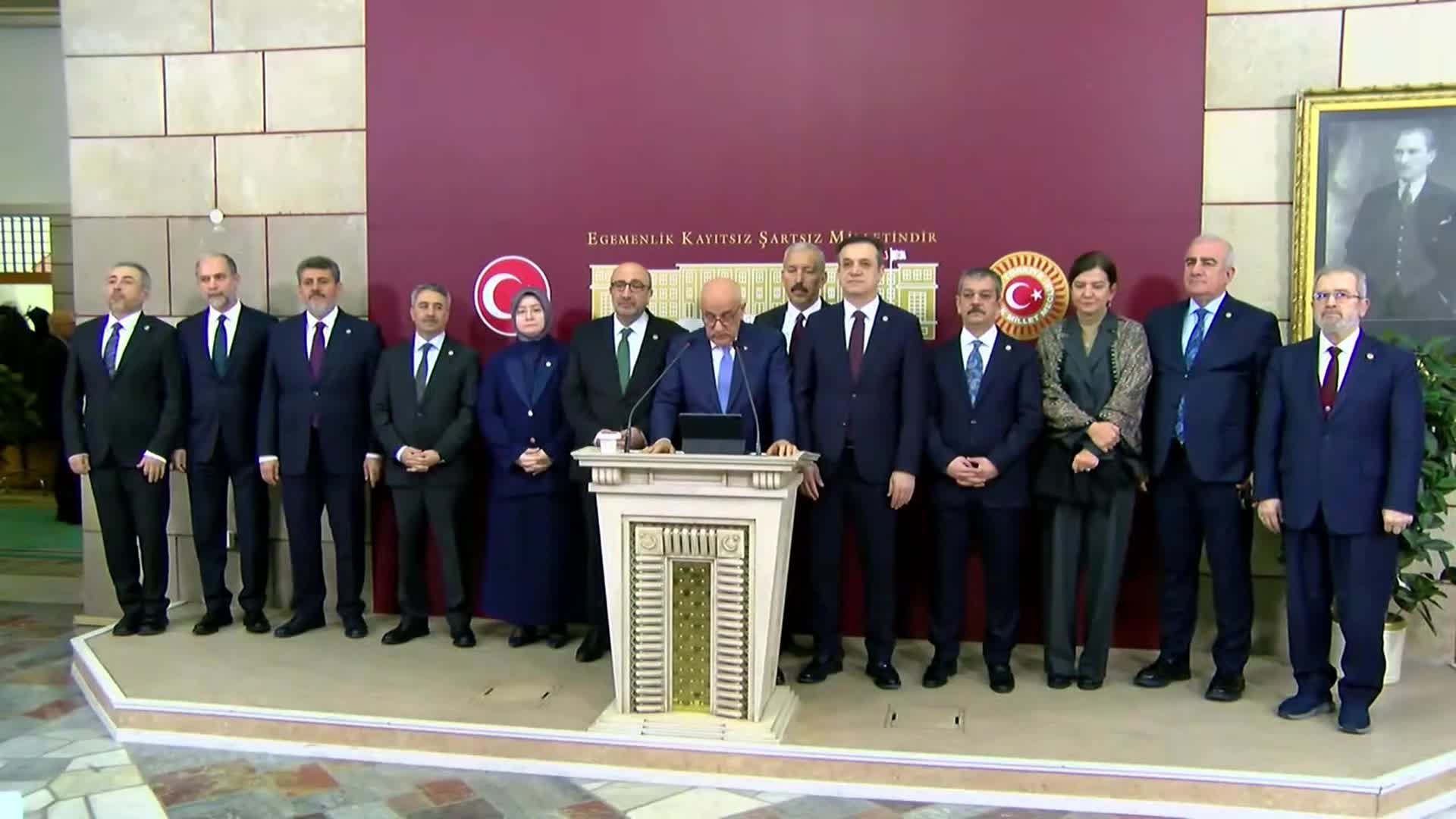 Vahit Kirişci depremin üçüncü yılında Özgür Özel’i hedef aldı: "Keşke deprem bölgesini sadece miting ve toplantı yeri olarak görmeseydi"