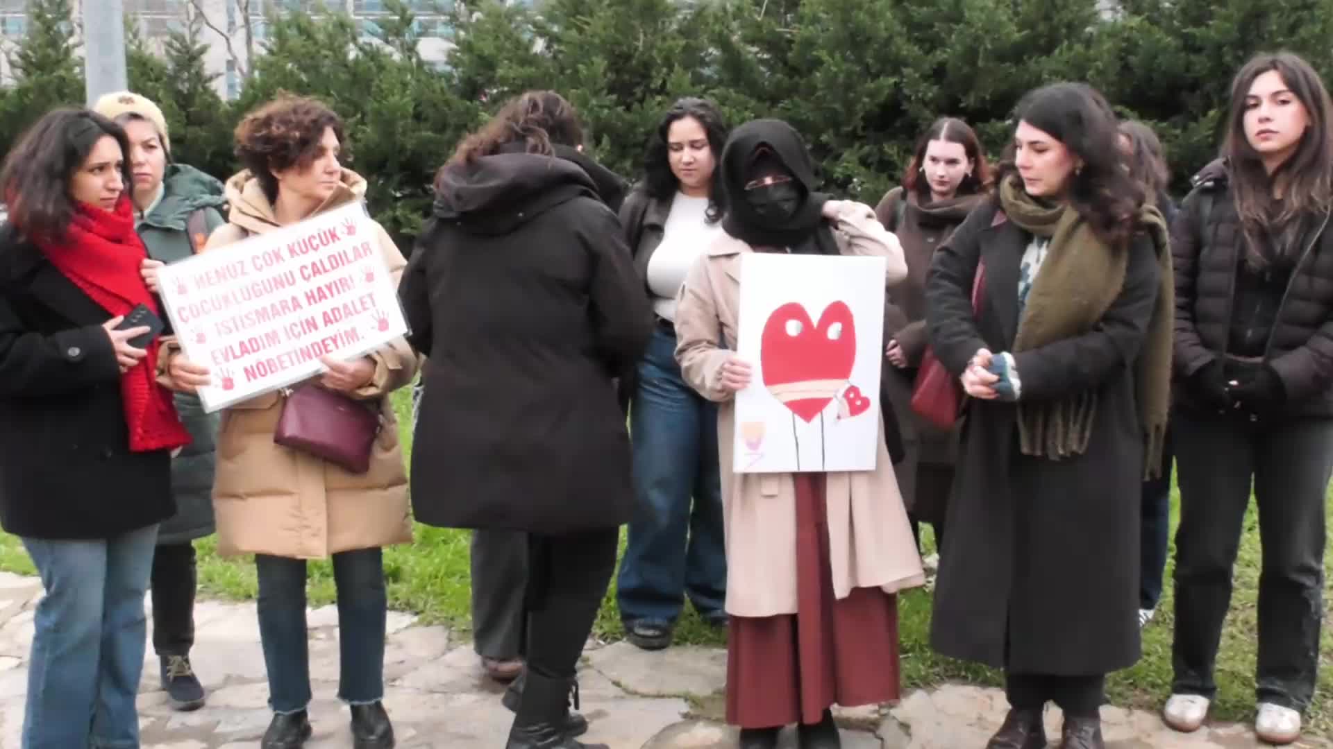 Kadıgil, kızının istismara uğradığını iddia eden anneyi ziyaret etti... Kadıgil’den Bakan Tunç’a: “Belediye başkanlarını tutuklamaktan vakit bulup tecavüzcülerle ilgilenmeye zamanın olacak mı?”