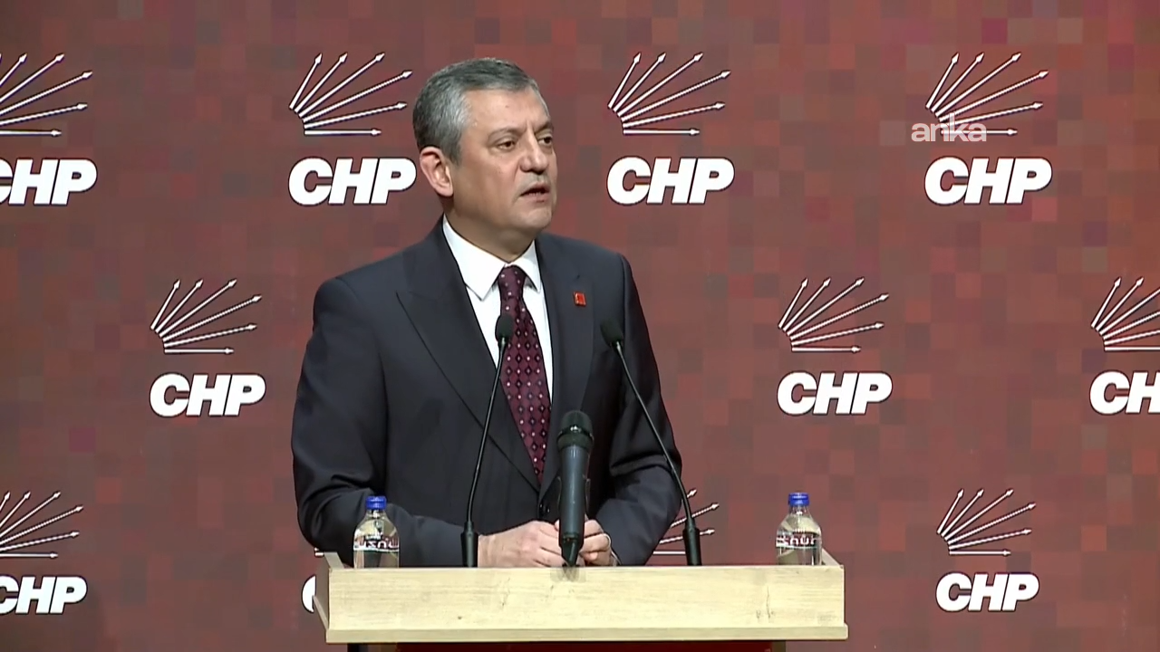 CHP Grup toplantısı... Özgür Özel: "İktidar millete verdiği sözü tutsa, var olan parayı doğru kullansa, bu evleri yine yapardı, yıkıp yeniden yapardı; o gece bir kişi ölmezdi"