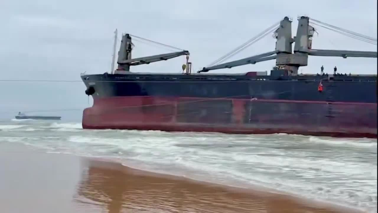 Kısırkaya açıklarında karaya oturan geminin kaptanı tıbbi yardım talebi üzerine tahliye edildi