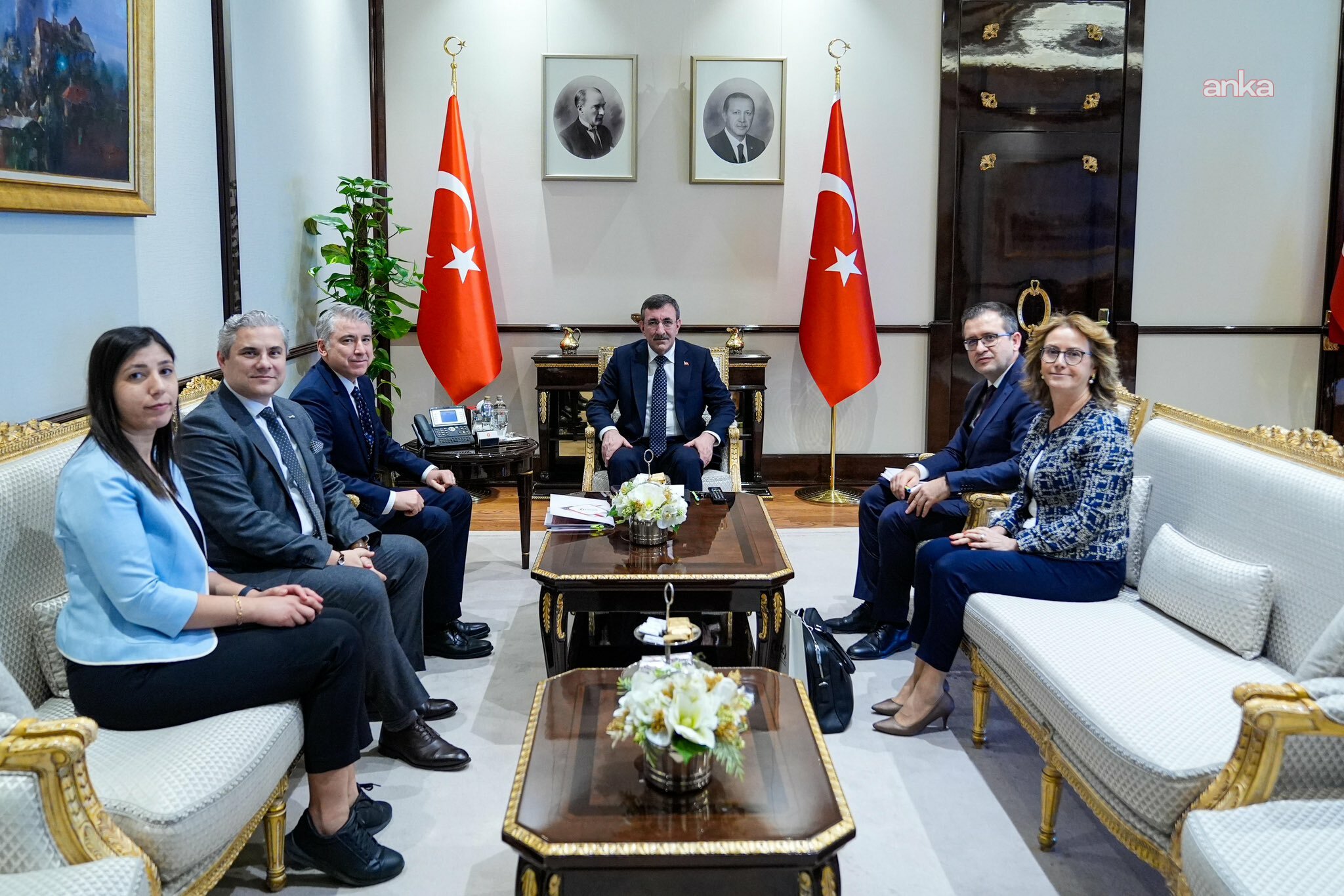 Cumhurbaşkanı Yardımcısı Yılmaz, YASED Başkanı Demirözü kabul etti
