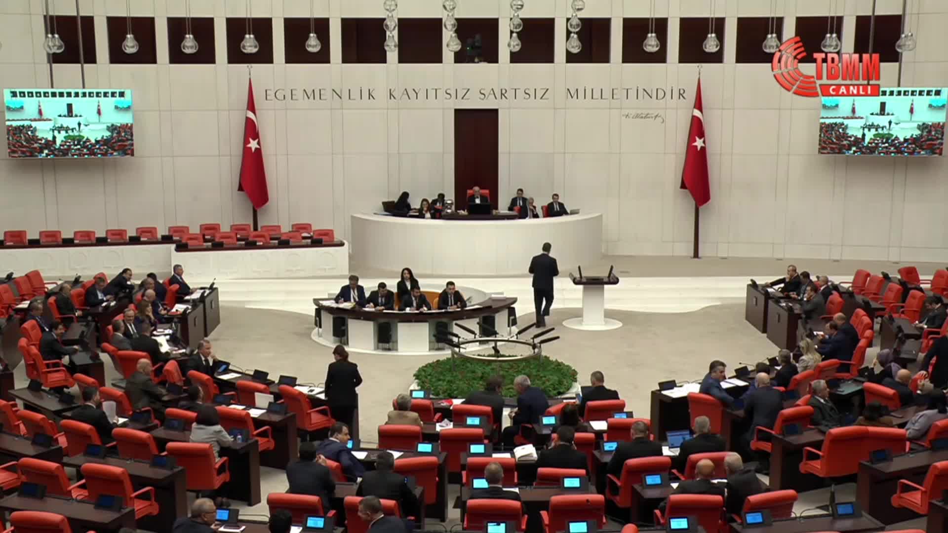 TBMM Genel Kurulu... CHP’li Başarır, kürsüde bölüştürdüğü simidi AK Parti sıralarına götürdü: Yanlış hesap yapan sizsiniz ama unutmayın, bu halk doğru hesabı sandıkta yapar