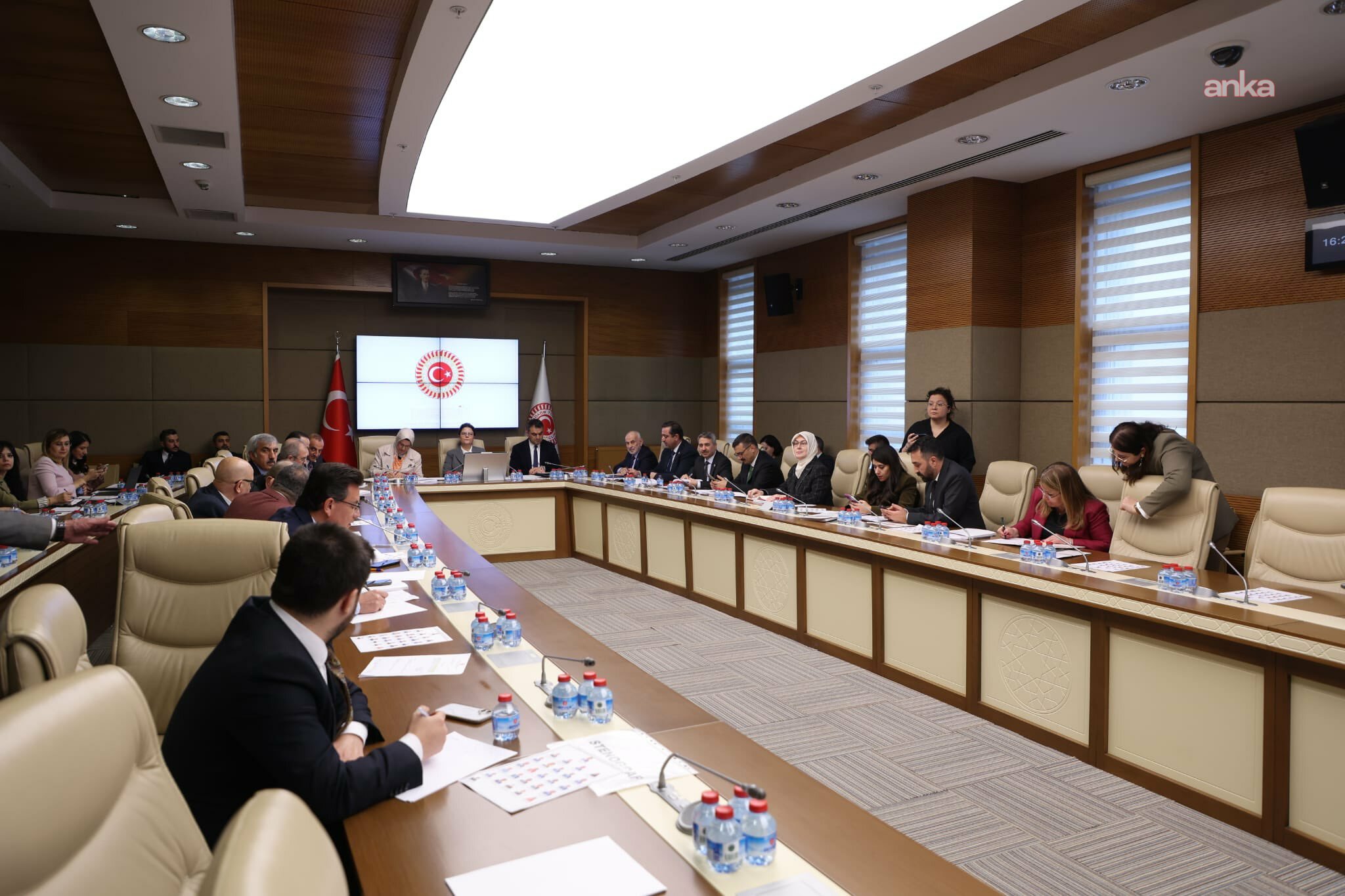 Sosyal medyanın 15 yaş altı çocuklara yasaklanmasını içeren Çocuk Hakları Alt Komisyonu’nun hazırladığı "Dijital Mecralarda Çocuklarımızı Bekleyen Tehdit ve Riskler" raporu kabul edildi