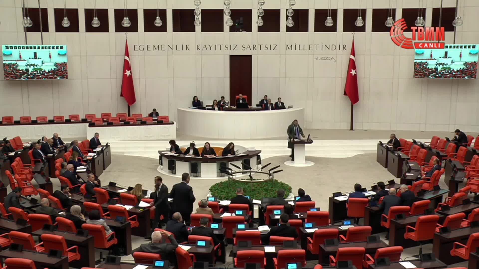 TBMM Genel Kurulu... CHP'li Kaya, sel ve hortumdan etkilenen çiftçilerin sesi olmak için kürsüye yağmurlukla çıktı