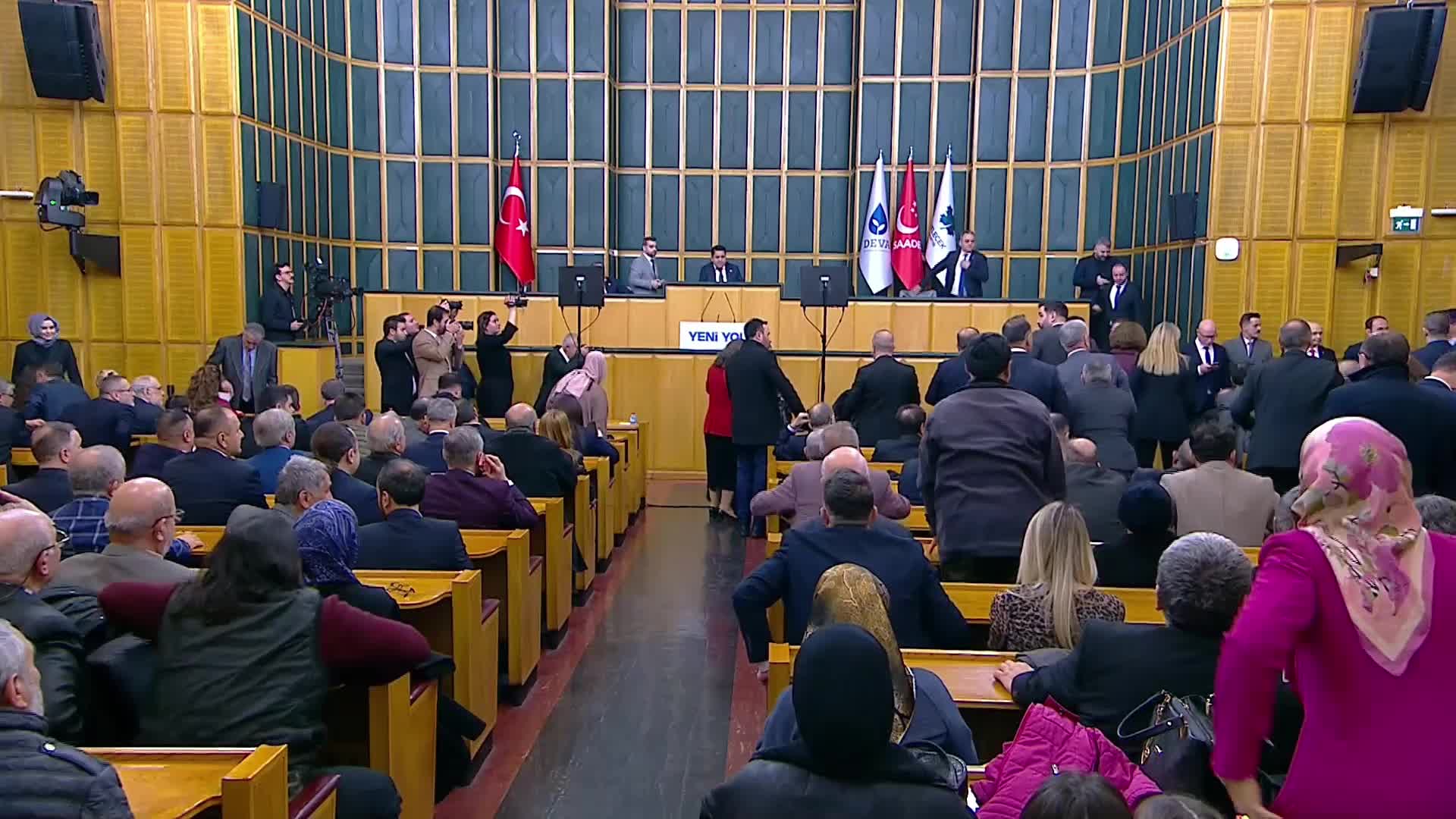 Yeni Yol grup toplantısı… Mahmut Arıkan: Cumhurbaşkanı Hatay’ı ziyaret edecek diye iki günde yol yapanlar; üç yıldır vatandaşın elektrik, su, altyapı sorununu çözemediler