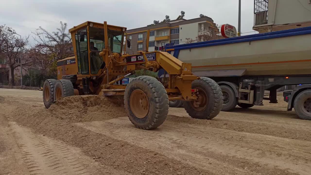 MERSİN BÜYÜKŞEHİR, ÇİFTÇİLER CADDESİ’NDE ÇALIŞMALARINI SÜRDÜRÜYOR