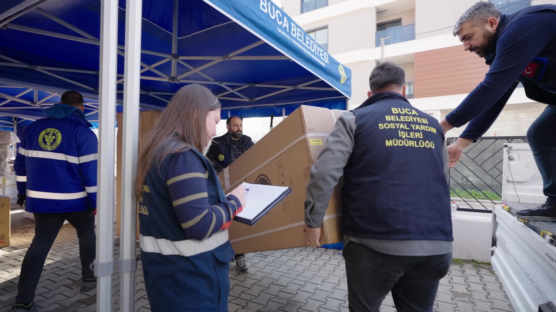Buca Belediyesi’nden selden etkilenen ailelere eşya desteği