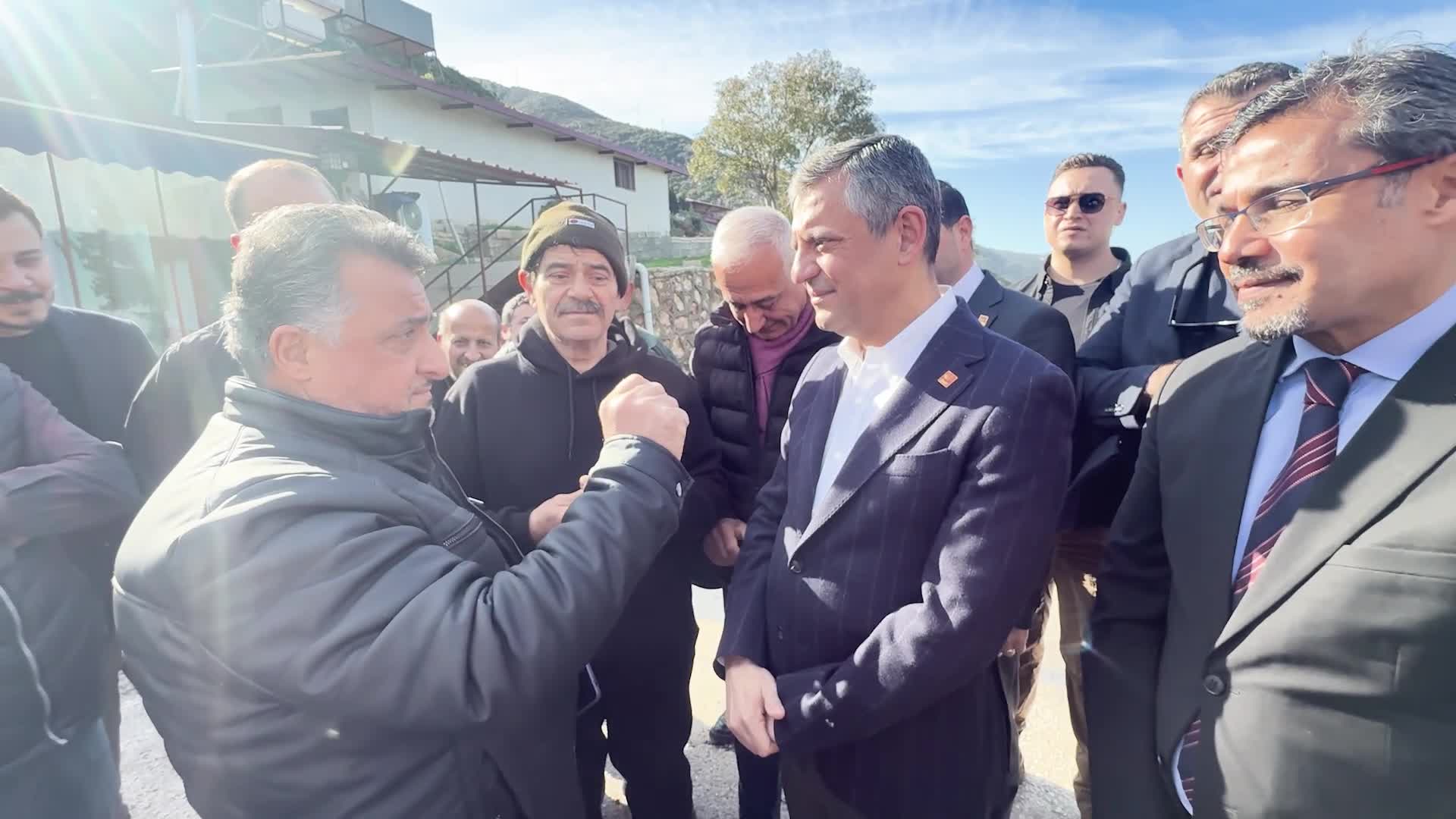 TOKİ mağduru vatandaştan Özgür Özel'e: "Bizimle olun, yardımcı olun. Neye imza attığımızı bilelim"