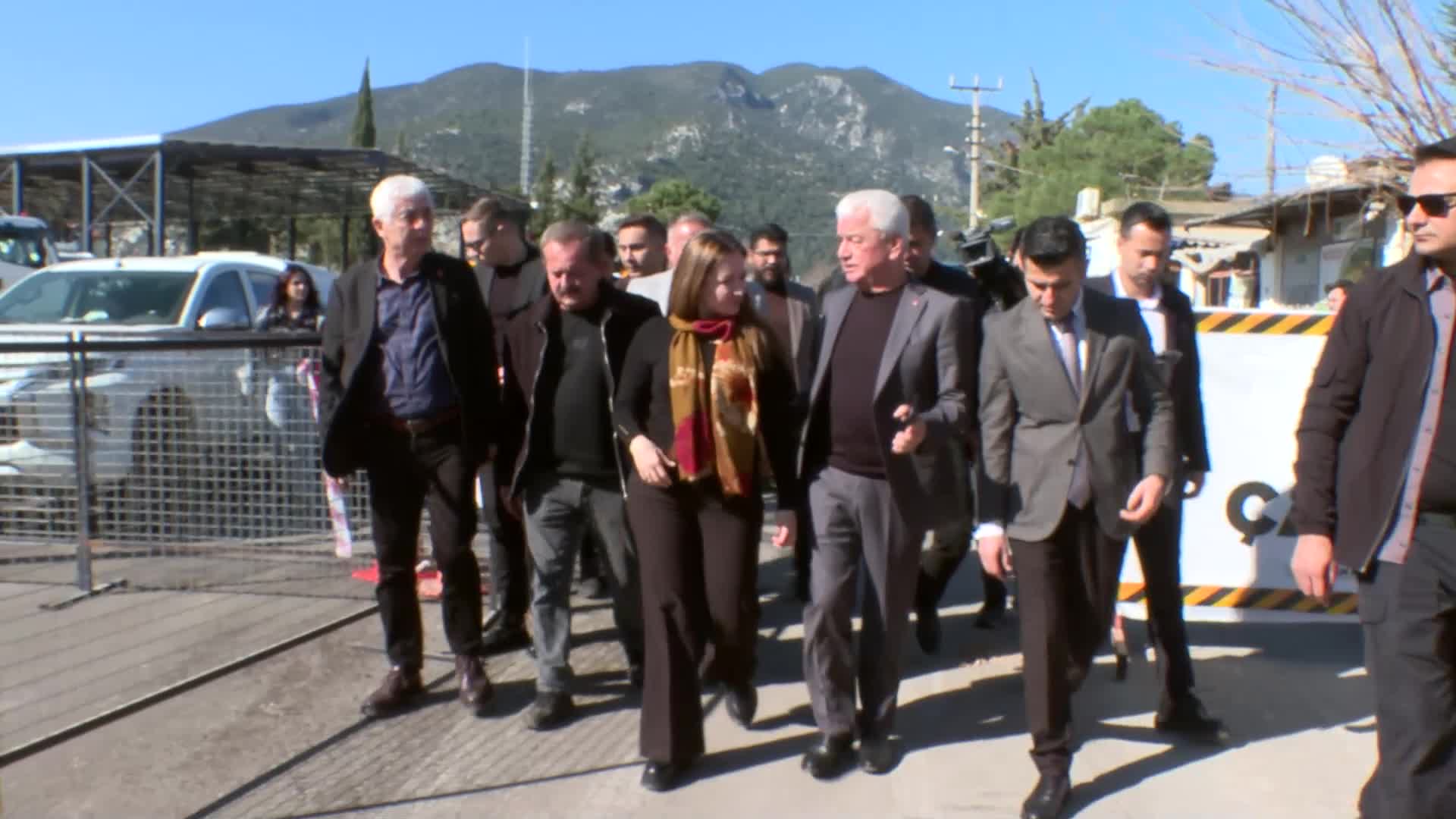 Antalya Büyükşehir Belediyesi Başkan Vekili Özdemir, Finike’deki asfalt çalışmalarını yerinde inceledi