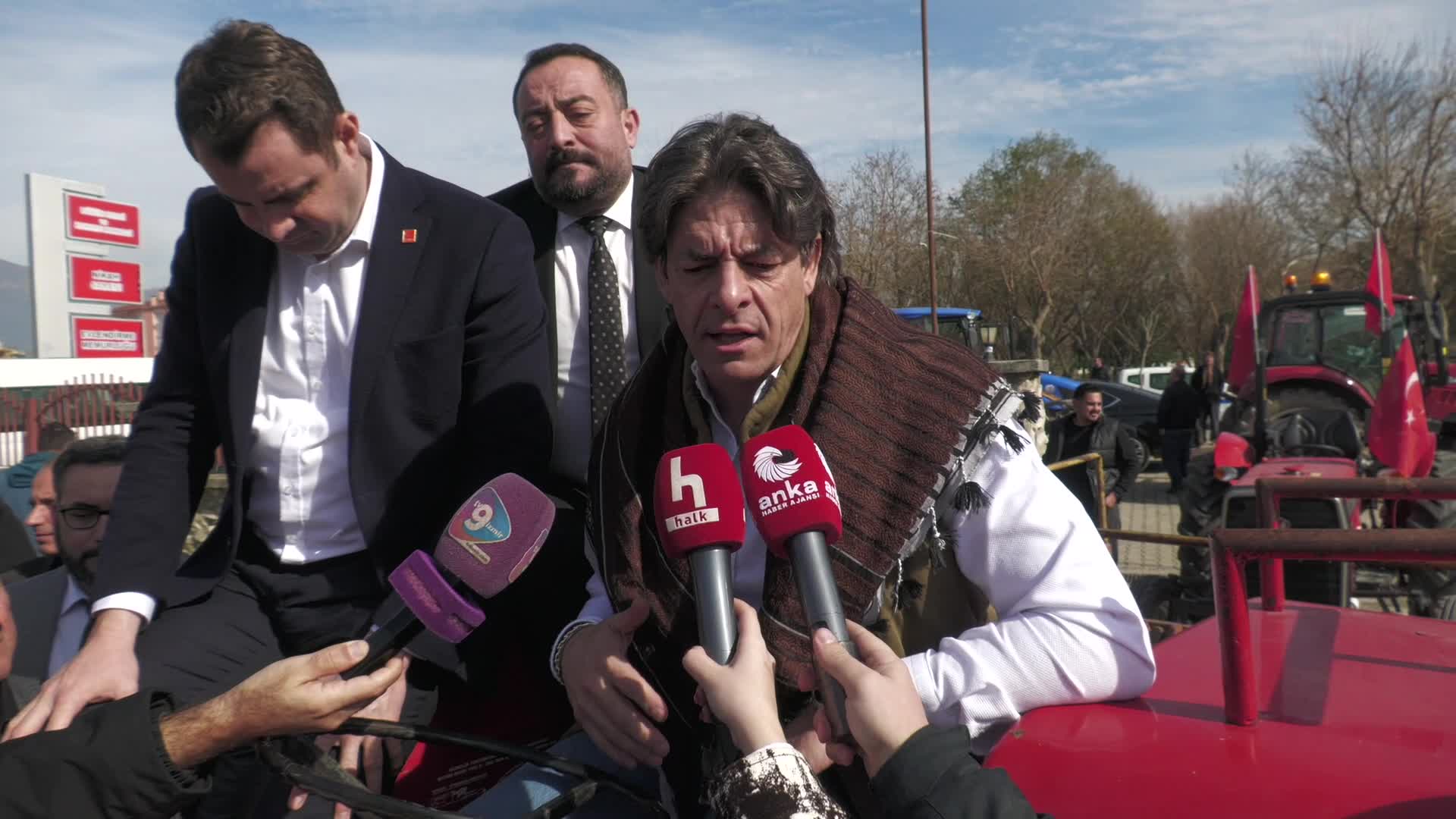 Ödemiş’te çiftçi buluşması... CHP'li Solakoğlu'ndan hükümete traktör üzerinde "galoş" tepkisi