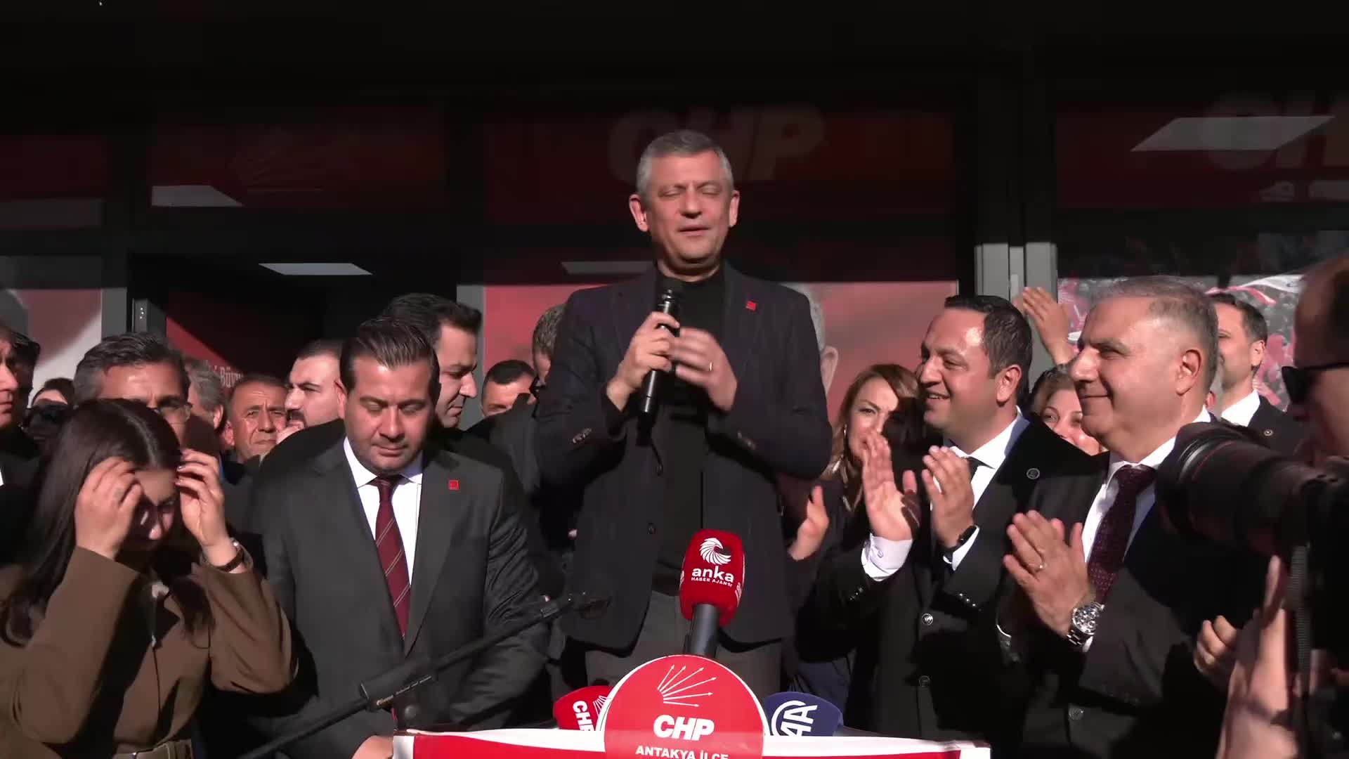 Özgür Özel: "Hatay'da da kimsenin aklının Suriye'de, Lazkiye'de kalmadığı yarınlar için var gücümüzle mücadele ediyoruz"