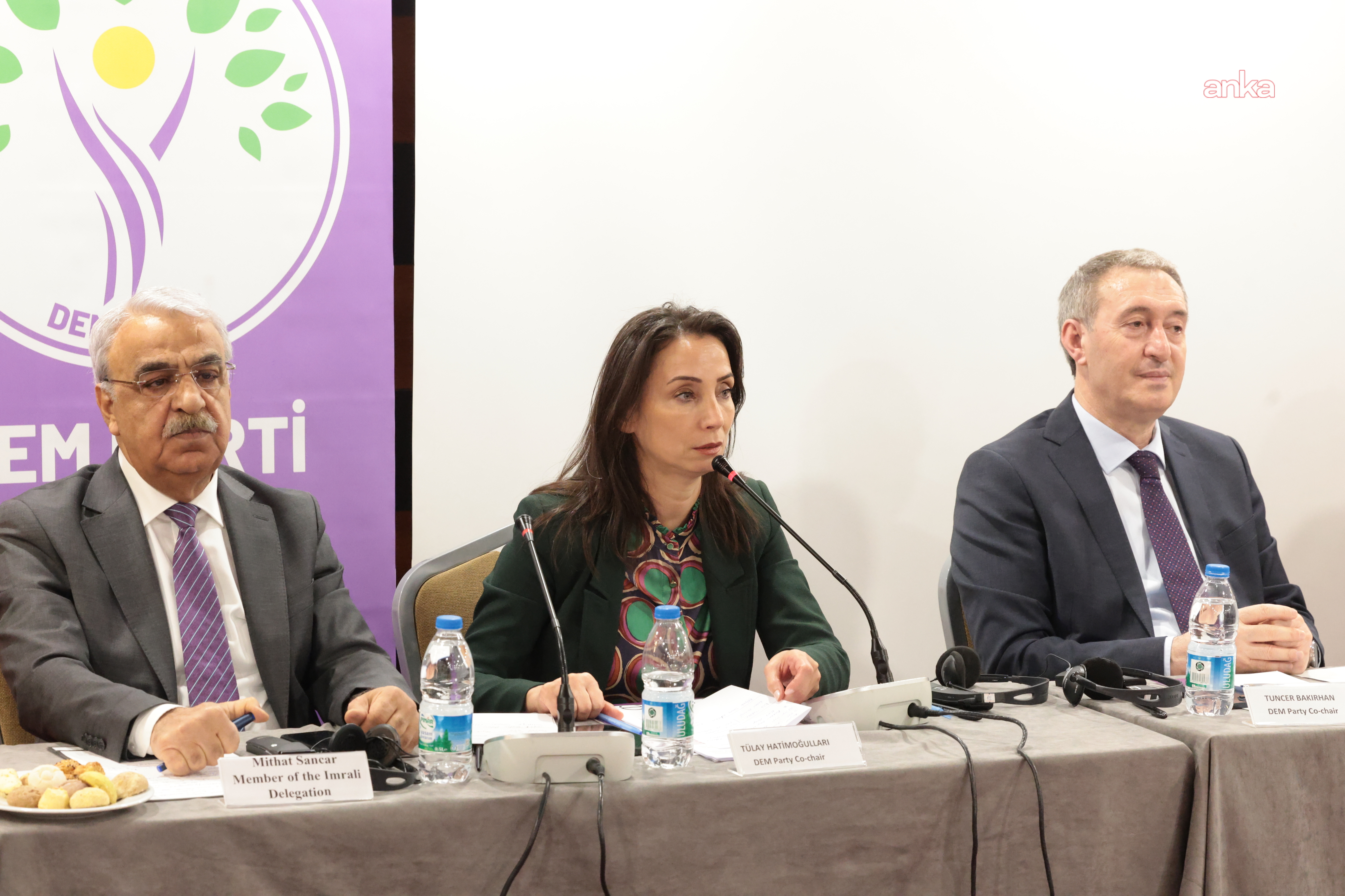 DEM Parti Eş Genel Başkanları Hatimoğulları ve Bakırhan, 32 ülkeden diplomatla Suriye ve Kürt sorununu görüştü