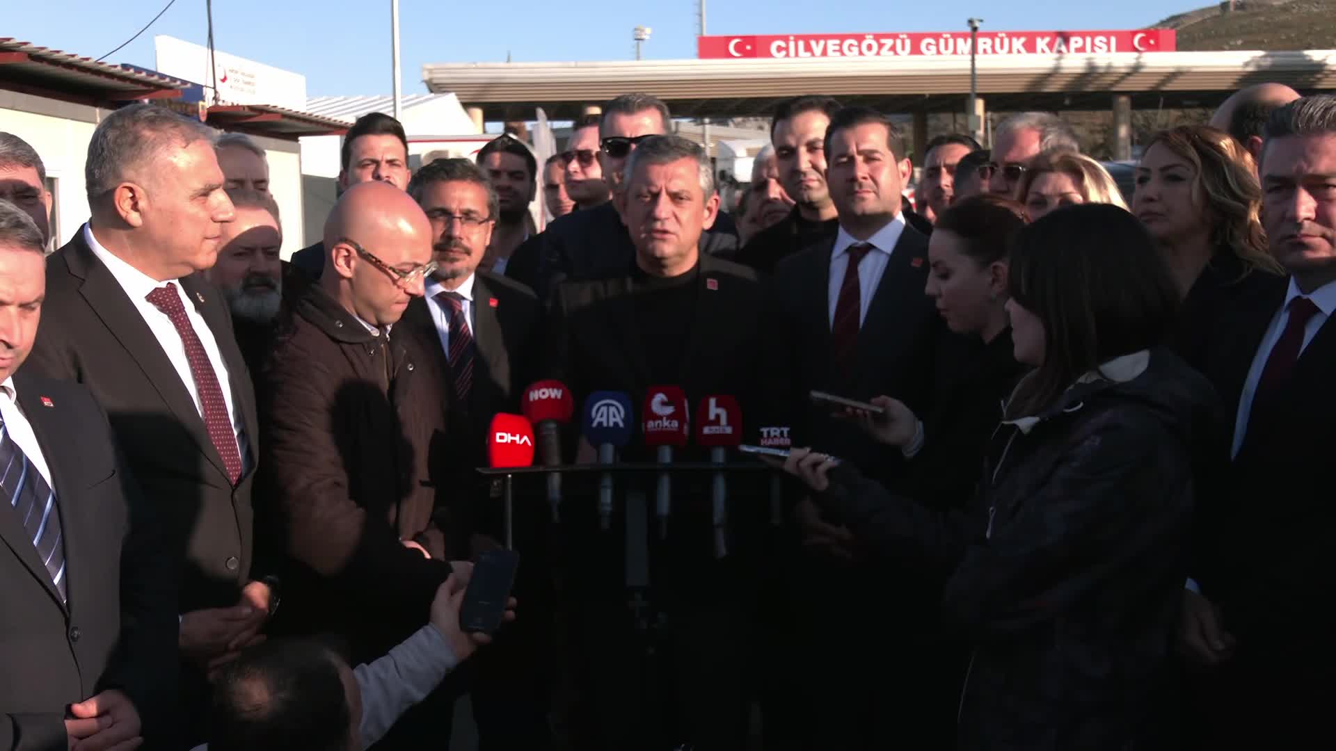 Özgür Özel: "Suriye'nin huzurunun sağlanmasıyla birlikte Türkiye'deki zorunlu misafirlerimizin memleketlerine bir an önce ulaşmalarını temenni ediyoruz"
