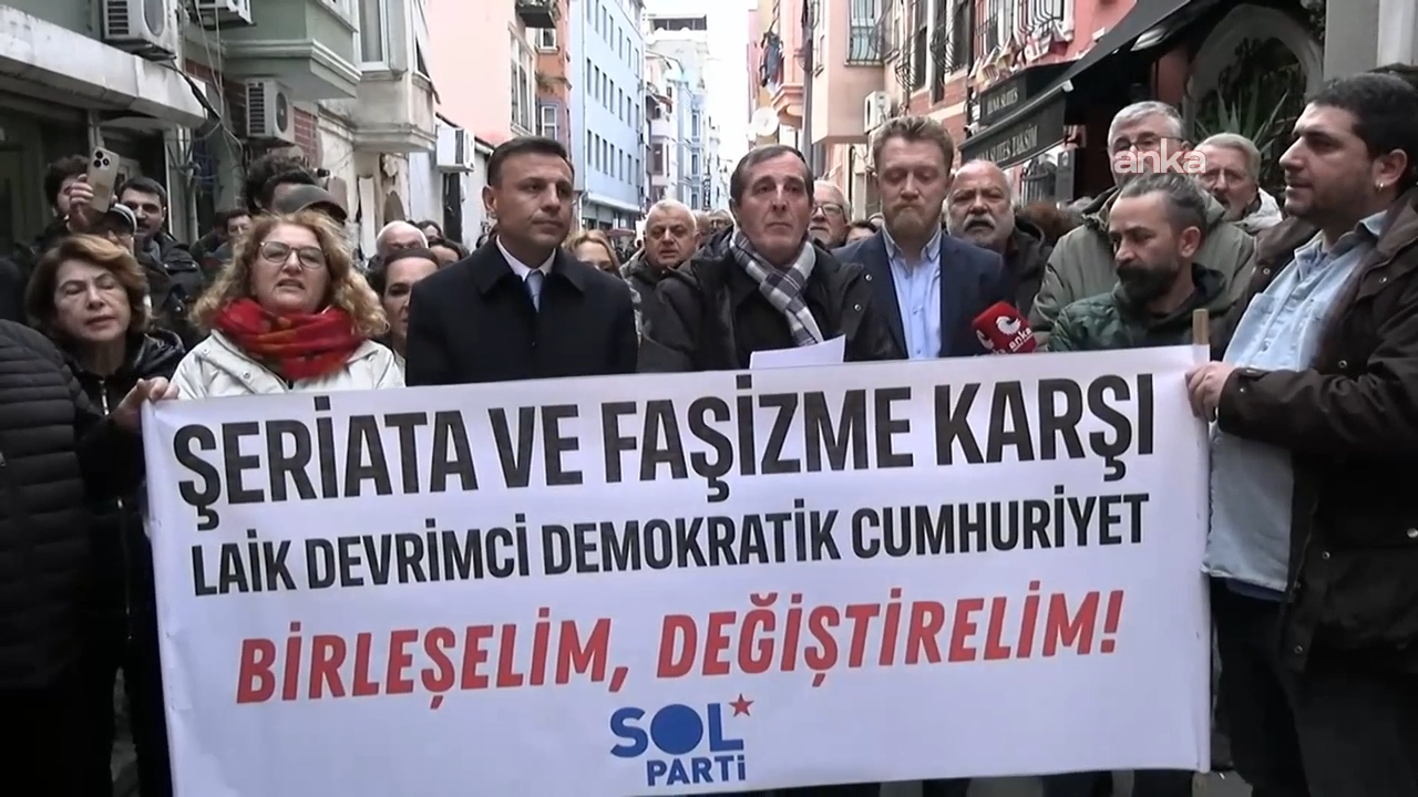 SOL Parti'ye saldırı...  İstanbul İl Sözcüsü İbrahim Aydın: Ne yaparlarsa yapsınlar bu ülkeyi karanlığa teslim etmeyeceğiz. Birleşeceğiz, geleceğimize sahip çıkacağız